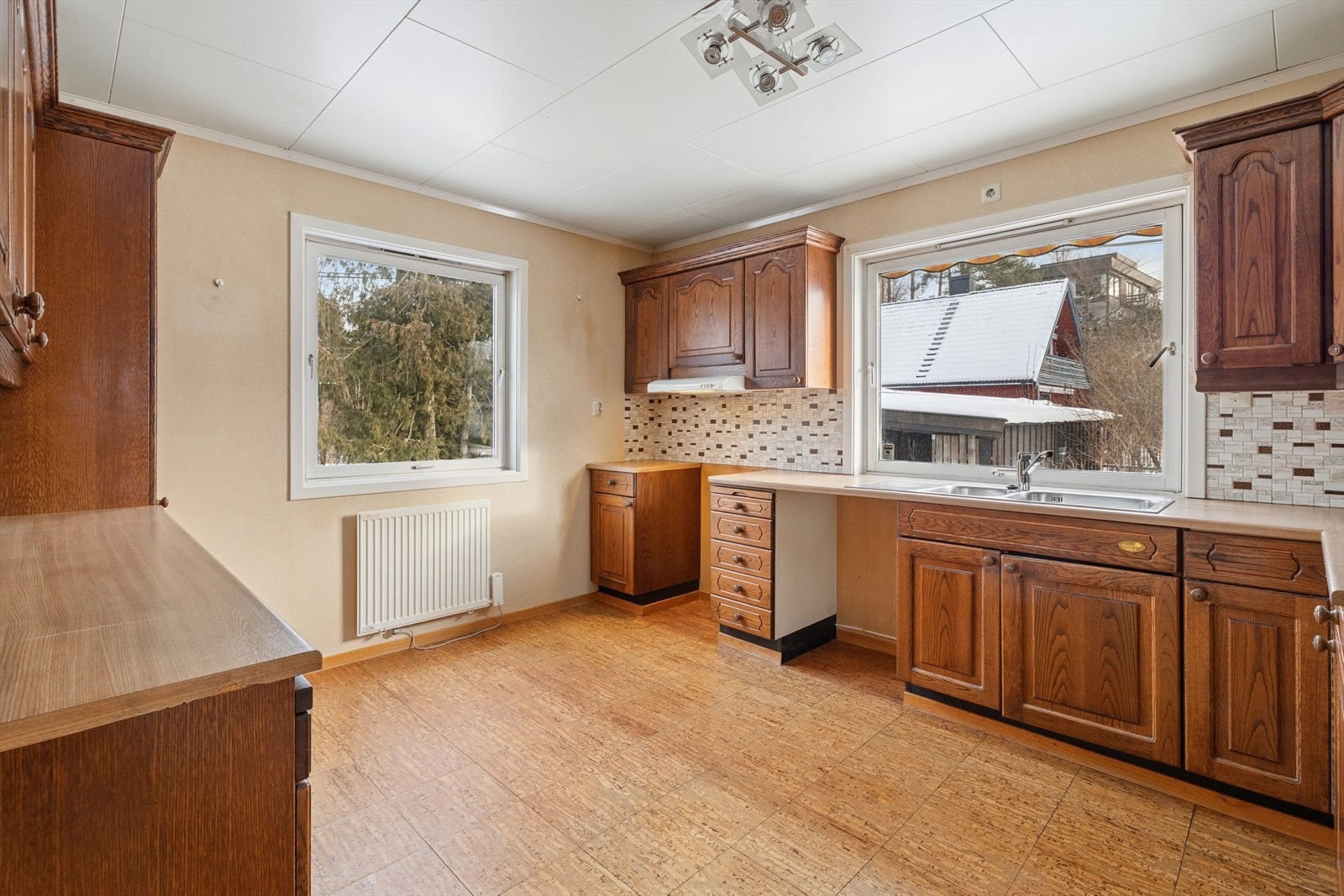 Boligens separate kjøkken har god plass og er utstyrt med mye oppbevarings- og benkeplass. Galleribilde