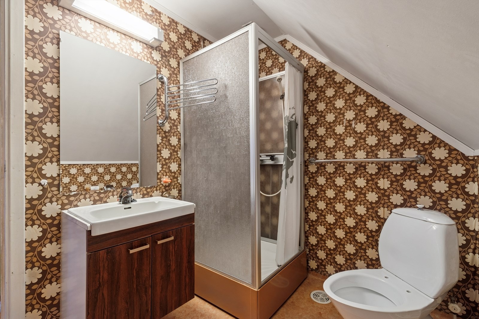 I 2. etasje finner vi boligens andre bad med baderomsinnredning bestående av benkeskap og veggskap med glatte fronter. Galleribilde