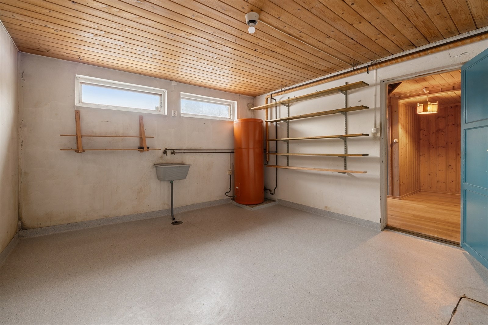 I boligens underetasje finner vi vaskerommet og varmtvannsberederen. Et romslig rom med stort potensial. Galleribilde