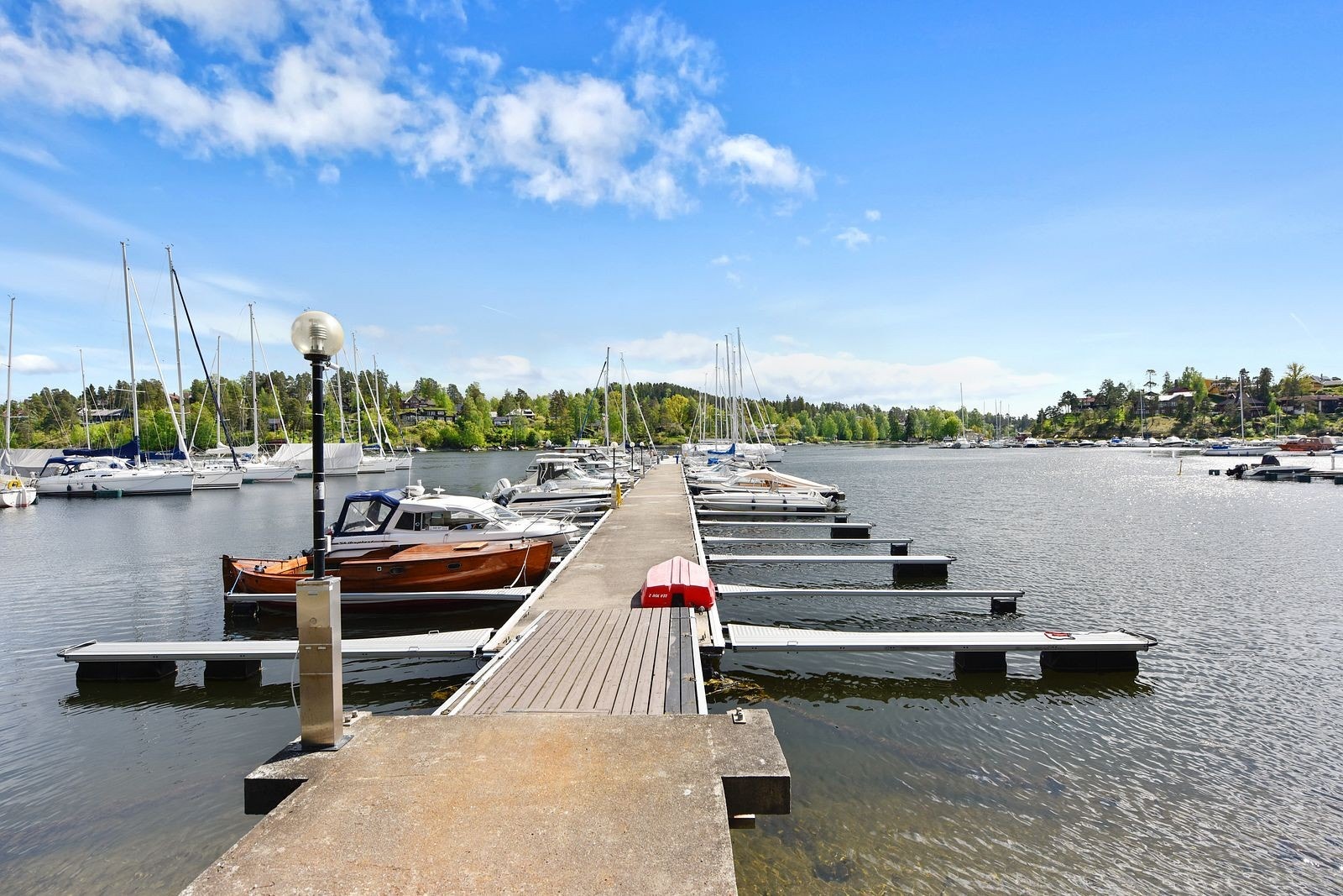 Fast båtplass forutsetter medlemskap i Velforeningen. Dersom det er ledige plasser i havnen kan det søkes om større/bredere plass. Galleribilde