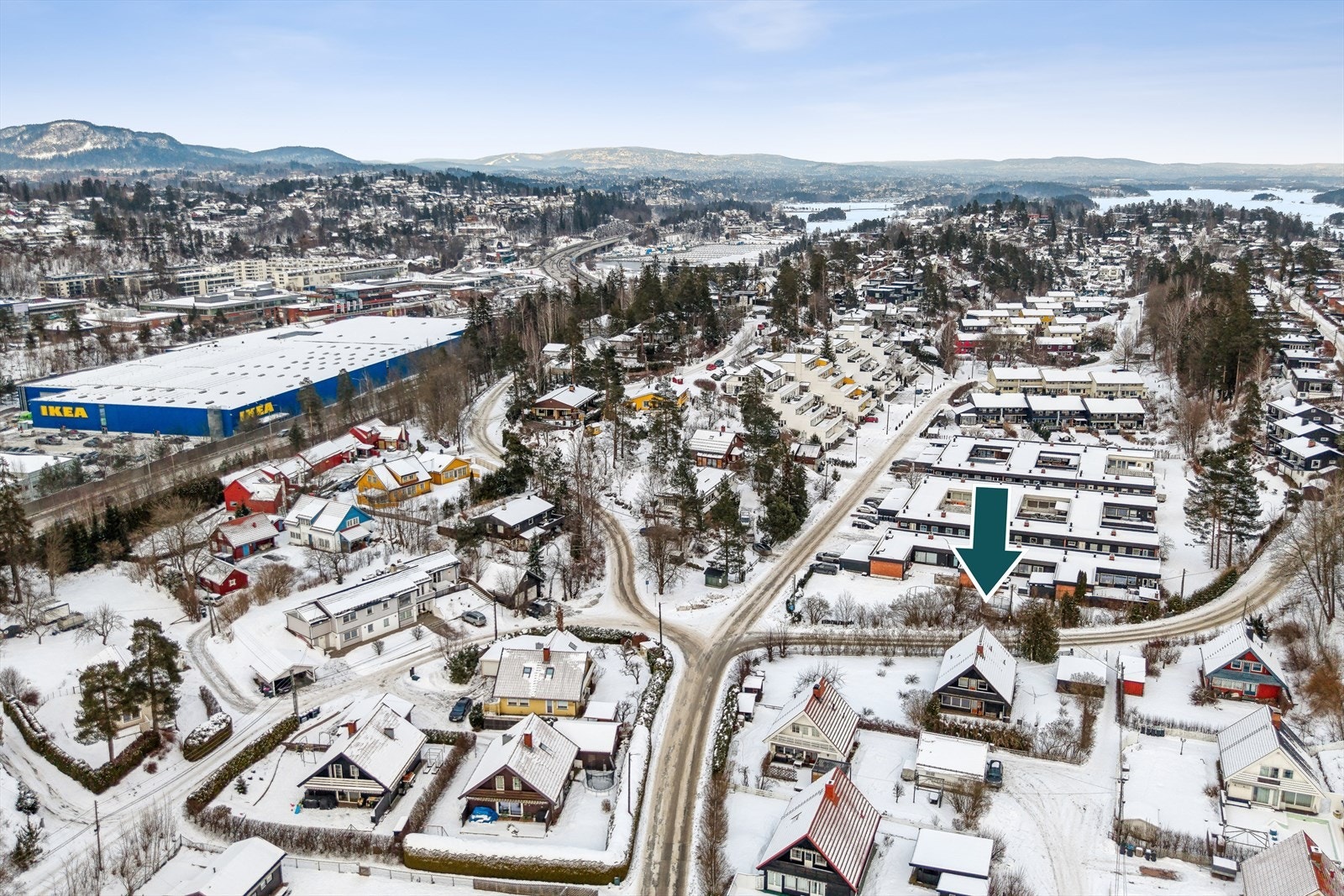 Fra eiendommen er det ca. 13 minutters gange til Kiwi Billingstad og kun en kort sykkeltur til Slependen senter med bl.a. Coop Mega Elkjøp, Kid interiør og Clas Ohlson. Galleribilde
