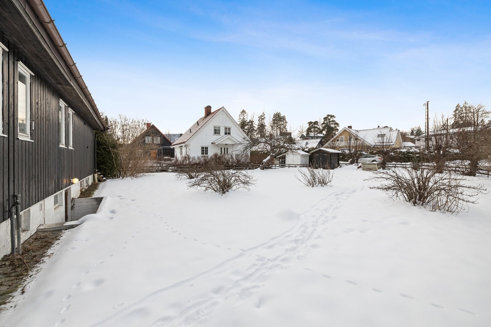 Boligen har flott hage og gode uteområder med plen, prydbusker og hekk. Her er rikelig med boltreplass for både liten og stor. Galleribilde