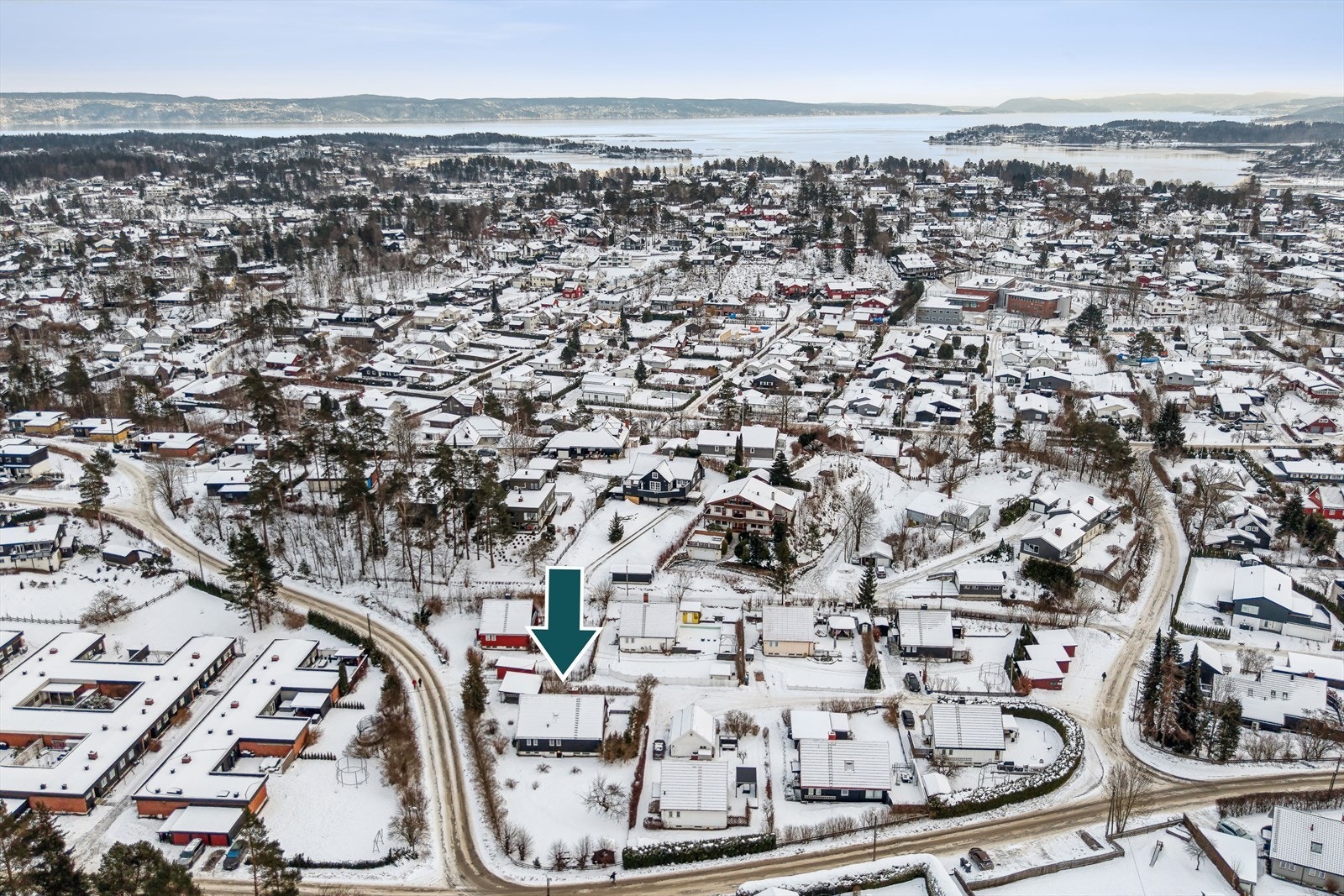 Breiviklia 1 har en attraktivt beliggenhet i et veletablert og familievennlig villaområde på Mellom-Nes. Galleribilde