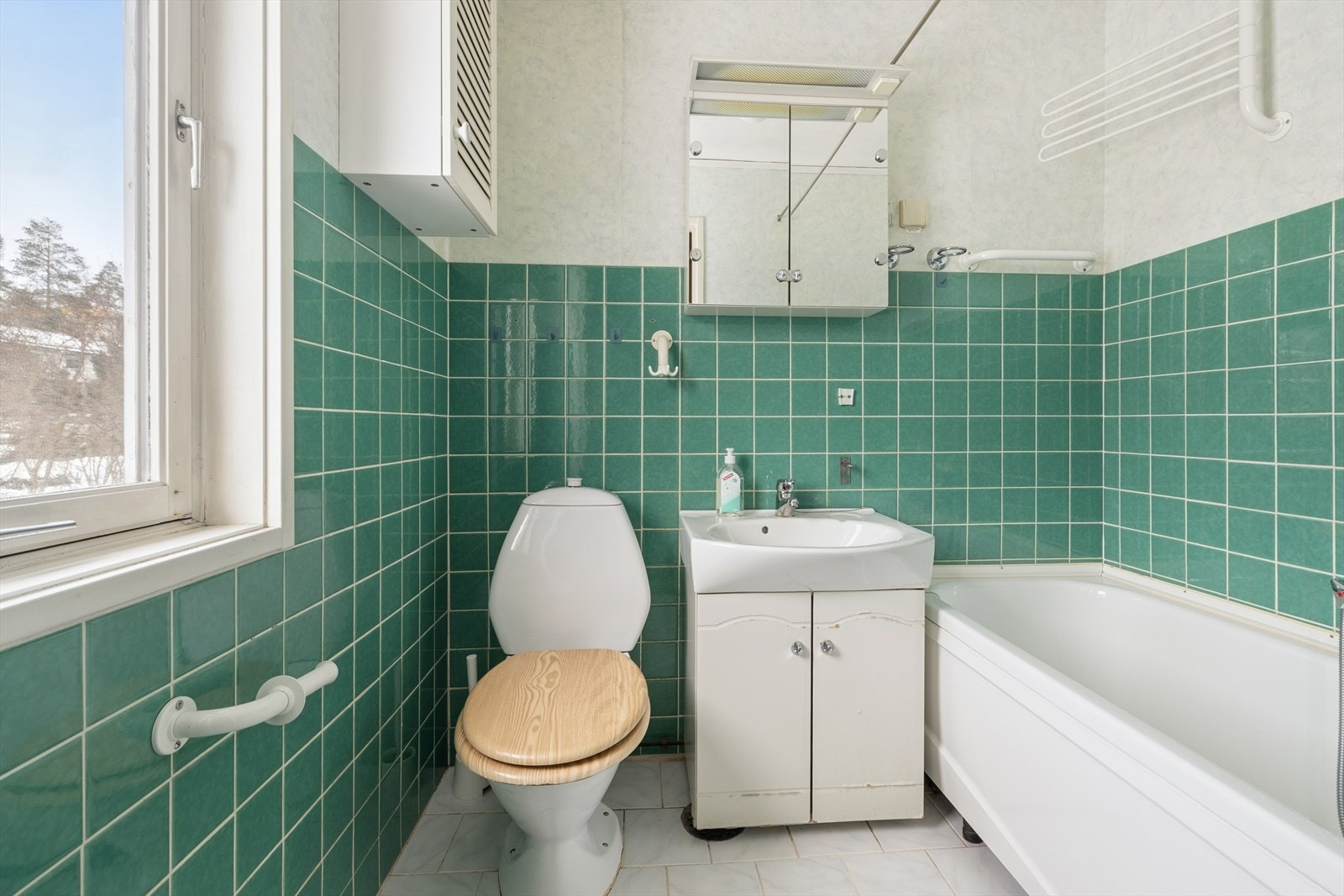 Badet i 1. etasje er innredet med badekar, servant og klosett. Galleribilde