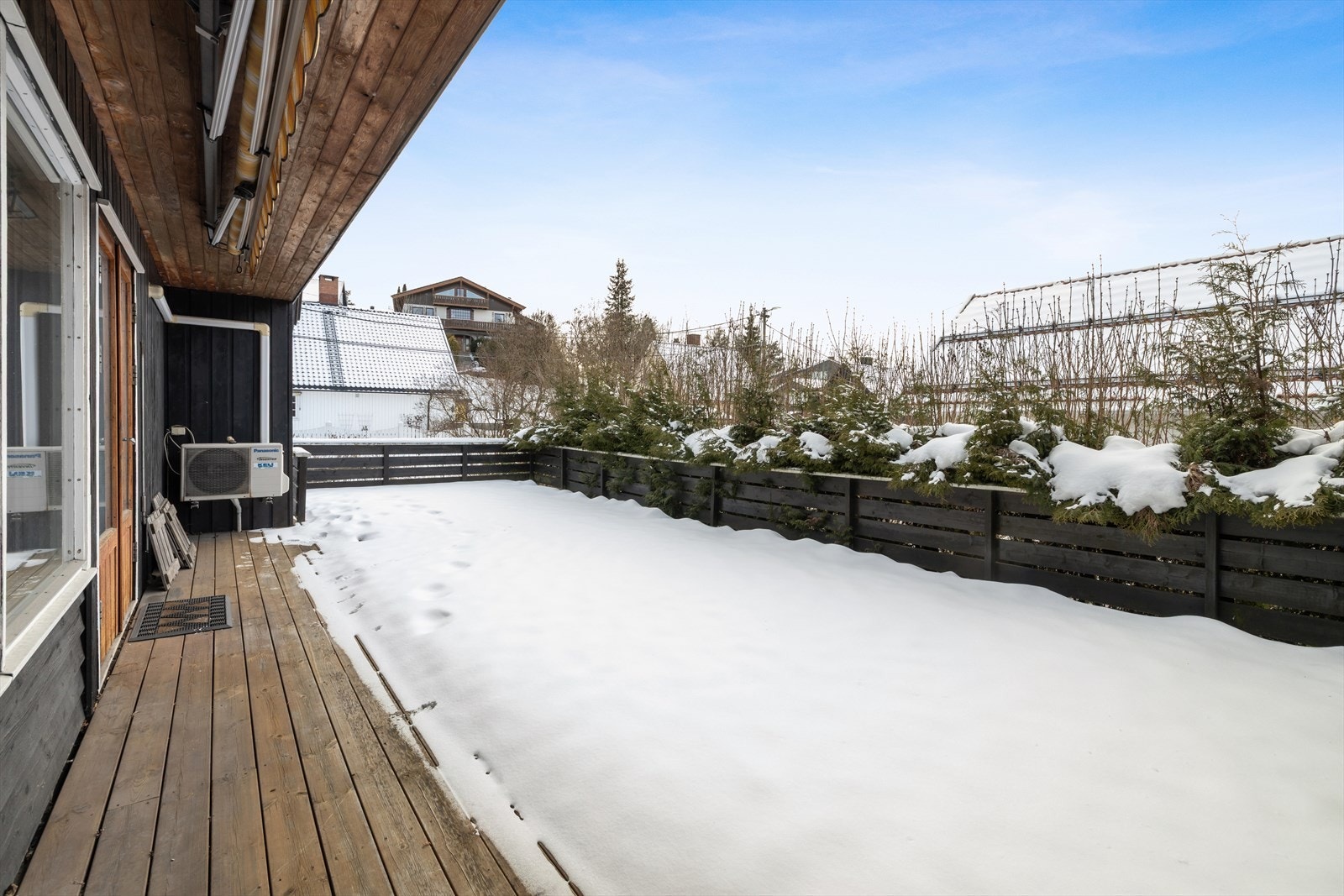 Romslig hevet terrasse med rikelig plass til møblement, en naturlig utvidelse av boligen store deler av året. Galleribilde