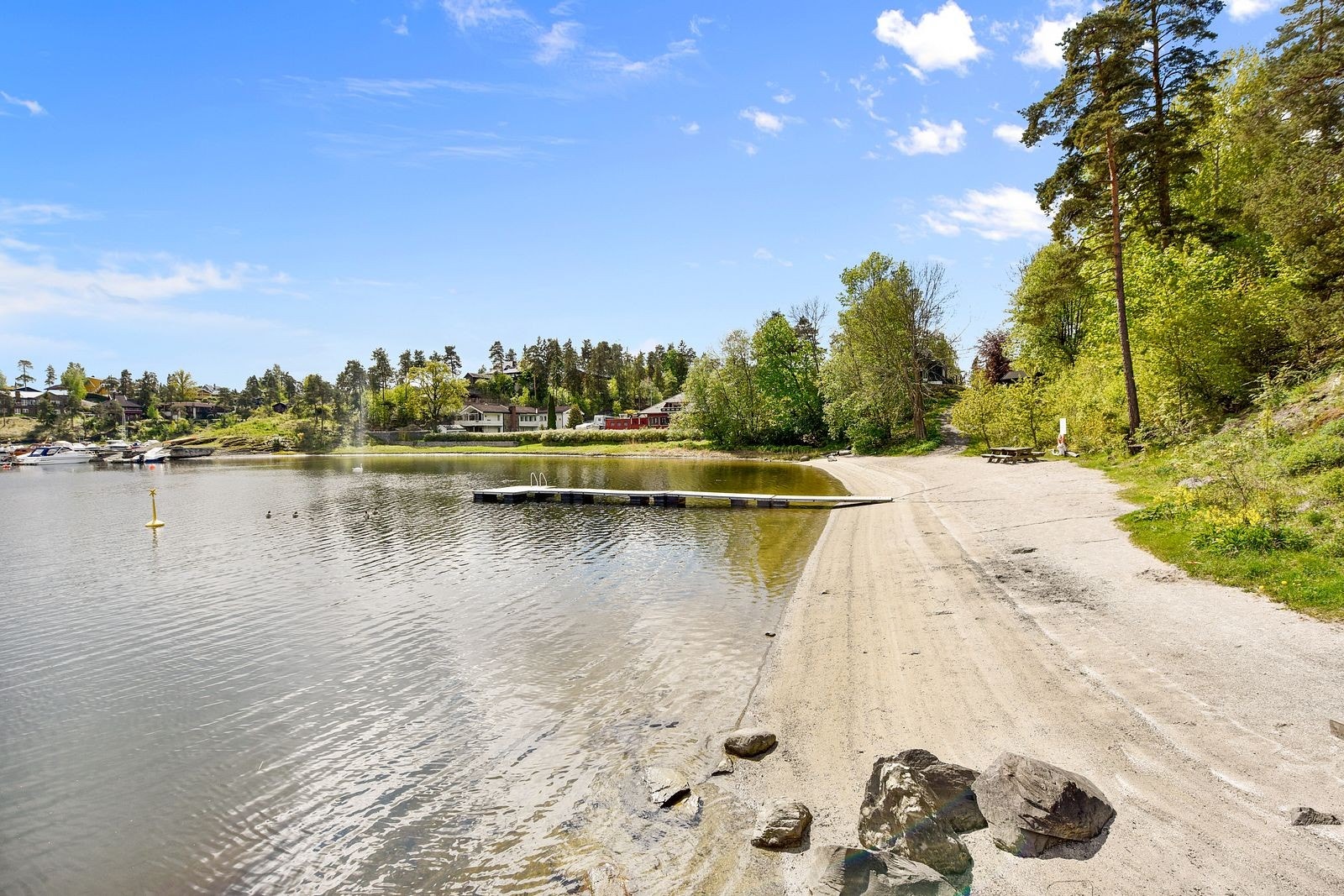 Det er kun ca. 10 min gange til Nes Hagebys strand "Lille Hawaii" som er nabolagets samlingsplass i sommersesongen. Galleribilde