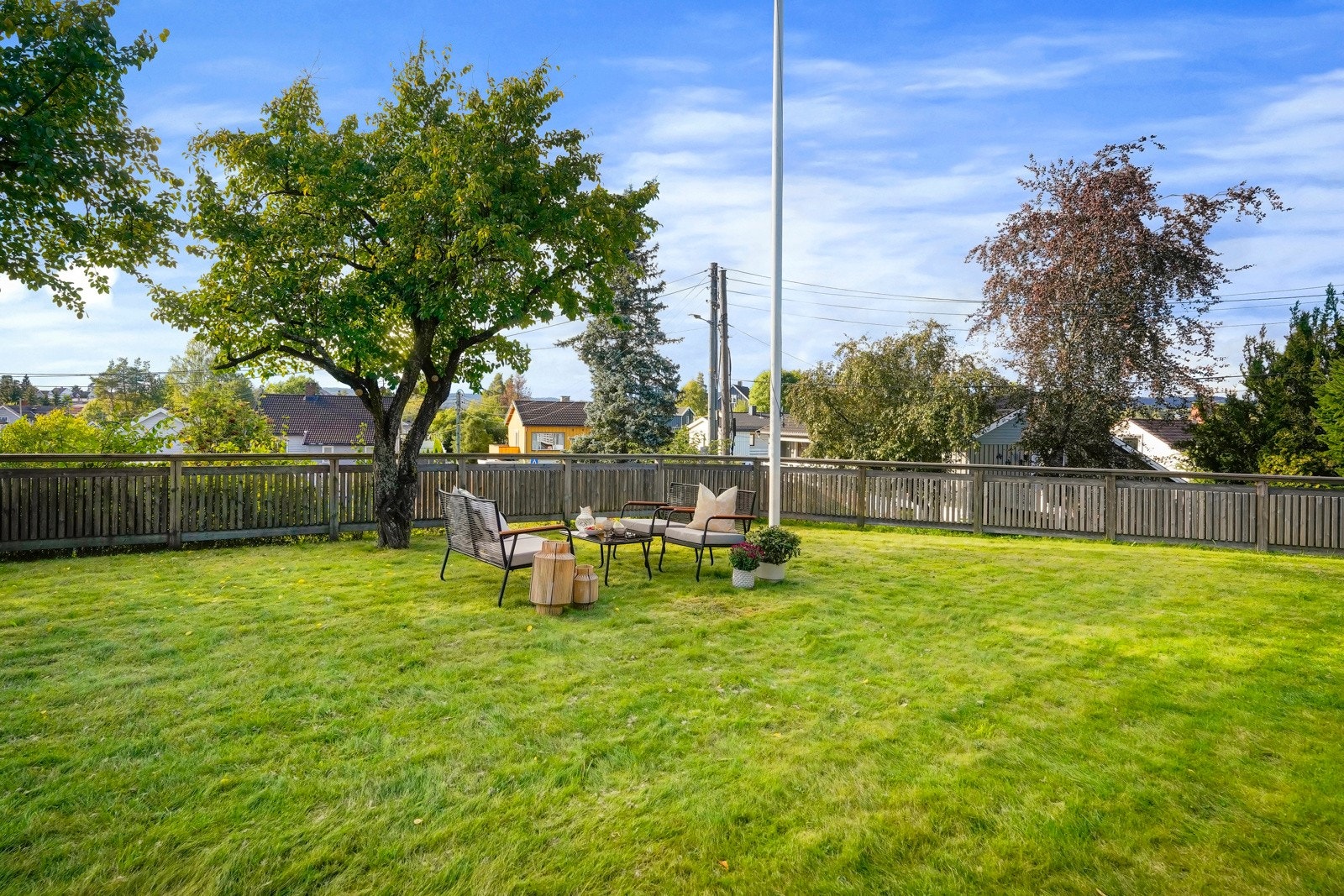 Hagen har rom for flere sosiale soner i hyggelige omgivelser, med optimale solforhold gjennom hele dagen Galleribilde