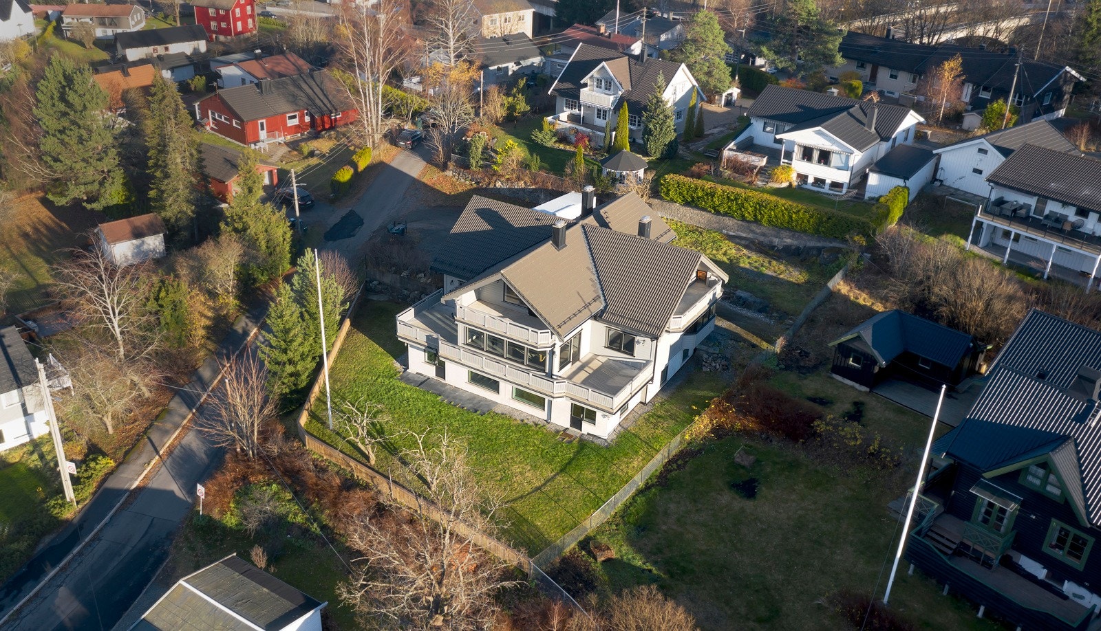 En stor og innholdsrik familiebolig med svært godt utleiepotensial, fint beliggende på Høybråten Galleribilde