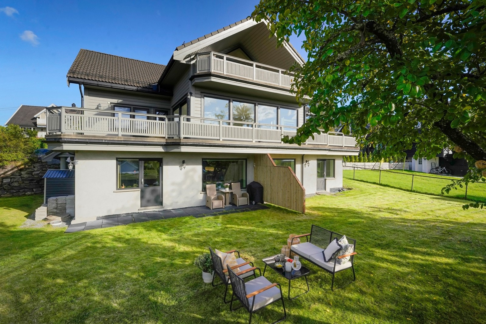 Boligen går over tre etasjer hvor det gis flere bruks- og møbleringsmuligheter som utleieobjekt, generasjonsbolig eller som en større familiebolig Galleribilde