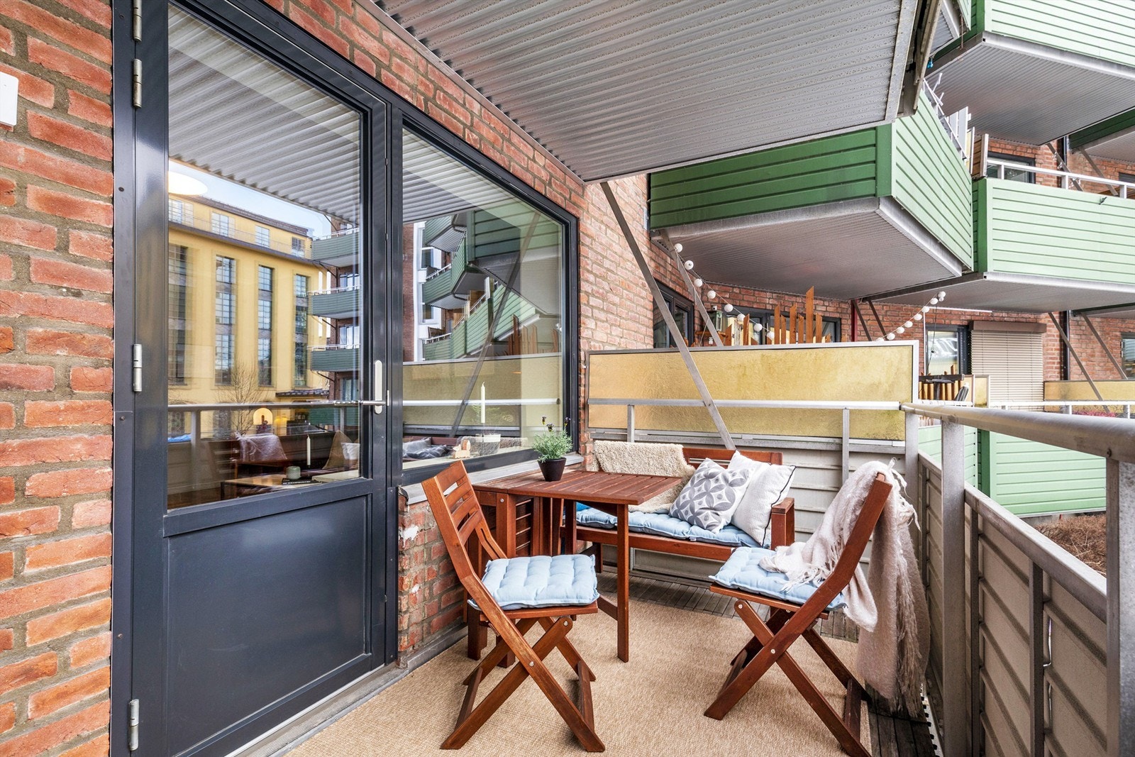 Tilknyttet stuen er en romslig og hyggelig balkong ut mot bakgården. Galleribilde