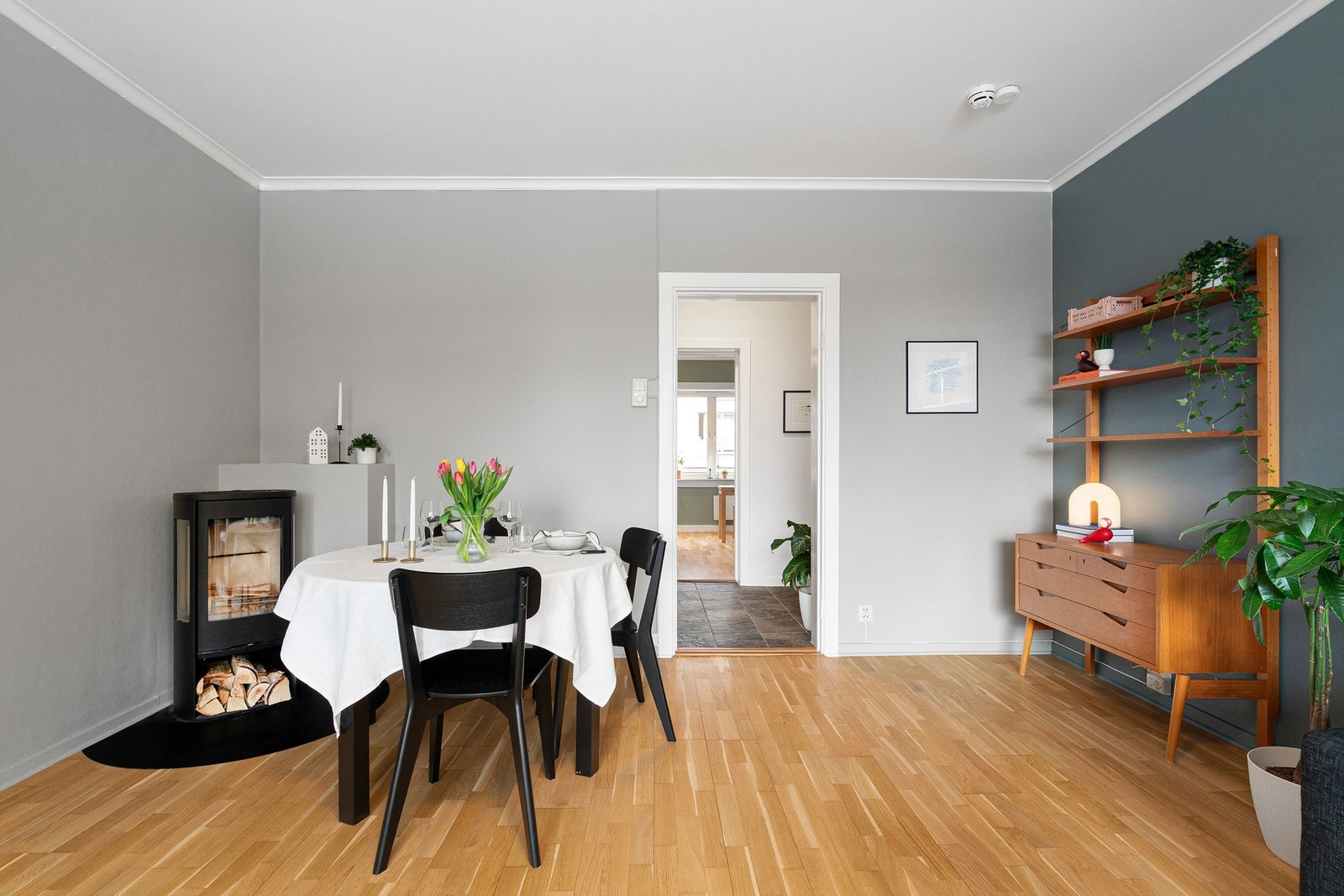 Gjennomgående leilighet gir en lys og luftig følelse. Størrelsen åpner for mange forskjellige møbleringsløsninger. Galleribilde