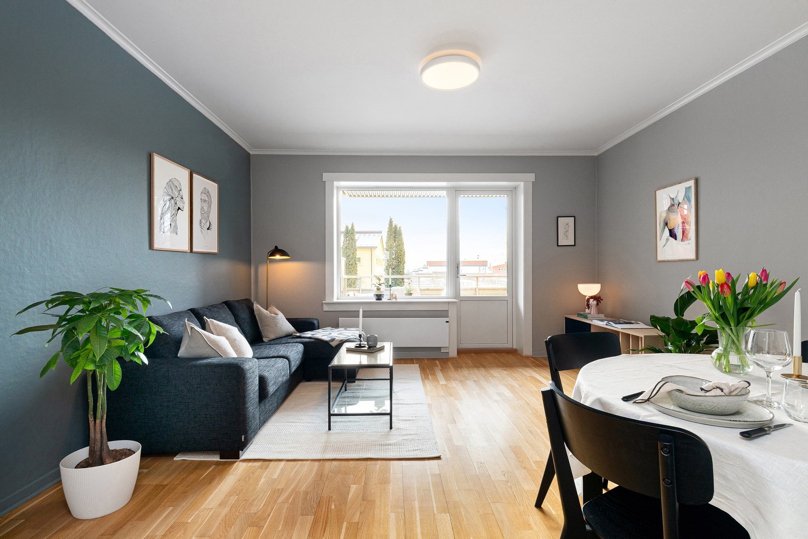 Store vindusflater ut mot syd-vestvendt balkong og rolig bakgård gir gode lysforhold og fint utsyn. Foto: Hanne Bruland/Fotohanne Galleribilde