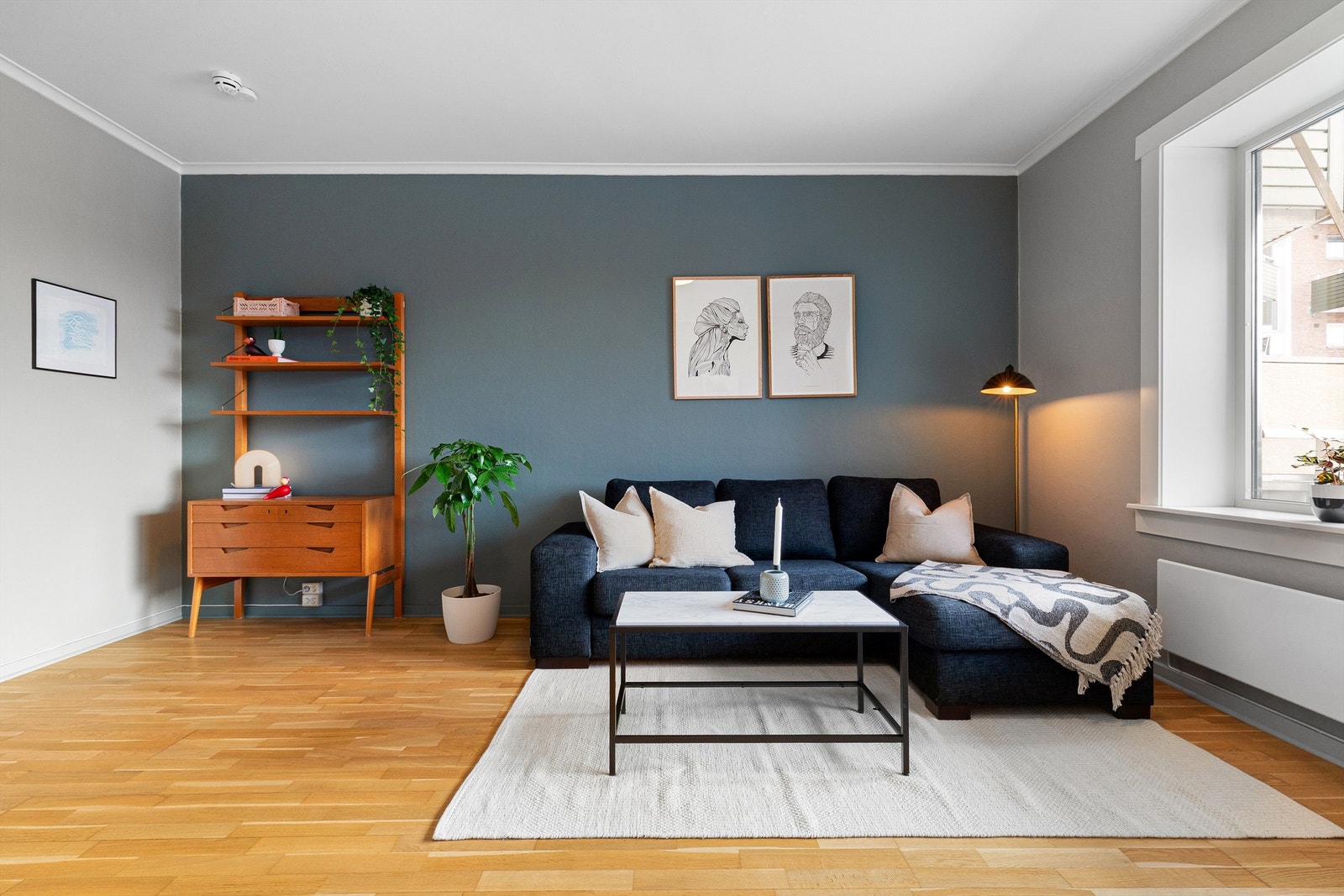 Romslig stue med god plass til både sofa, spisebord, peis og utgang til balkong. Galleribilde