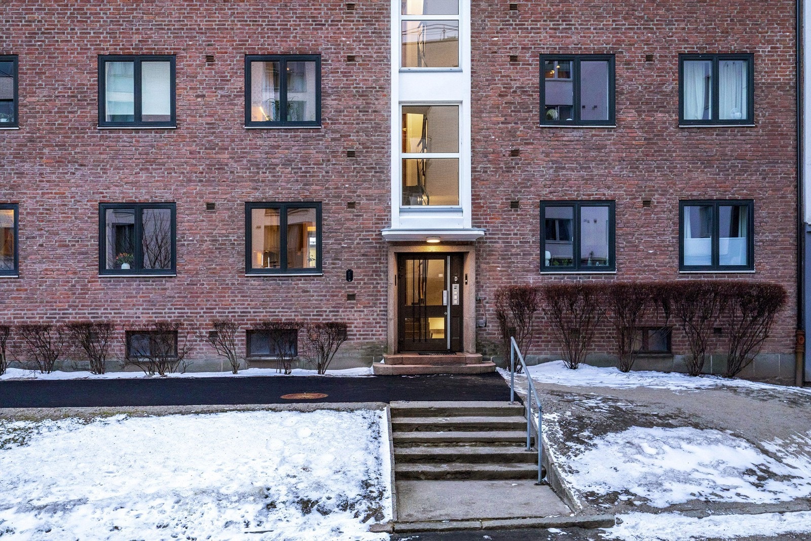 Leiligheten ligger i en høy 1. Etasje uten direkte innsyn fra gateplan og har enkel adkomst Galleribilde