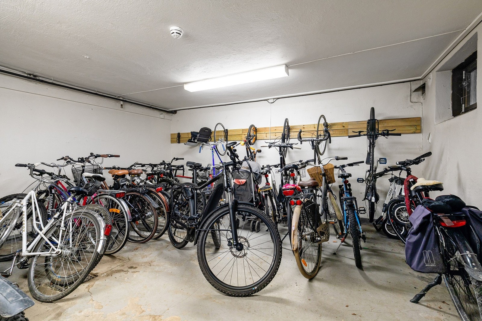 Borettslaget har også felles sykkelbod innendørs for ekstra sikkerhet og frostfri parkering gjennom vinteren. Galleribilde