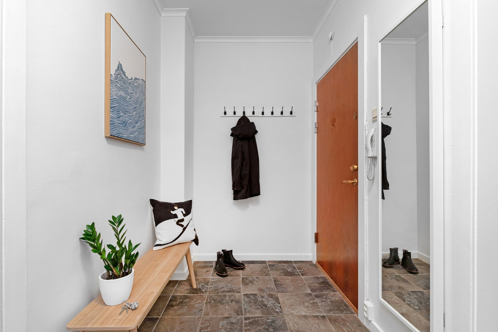 Entré, speilet på veggen kan svinges ut. Galleribilde