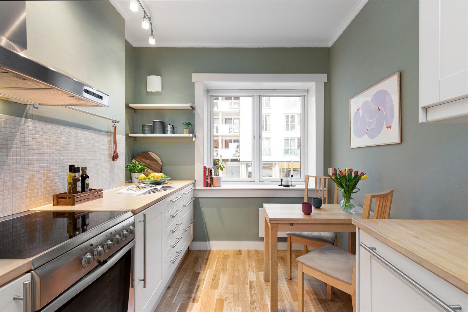 Rommet er bra utnyttet og har godt med oppbevaringsplass, fine arbeidsflater i tillegg til et koselig sitteområde for morgenkaffen foran vinduet. Galleribilde