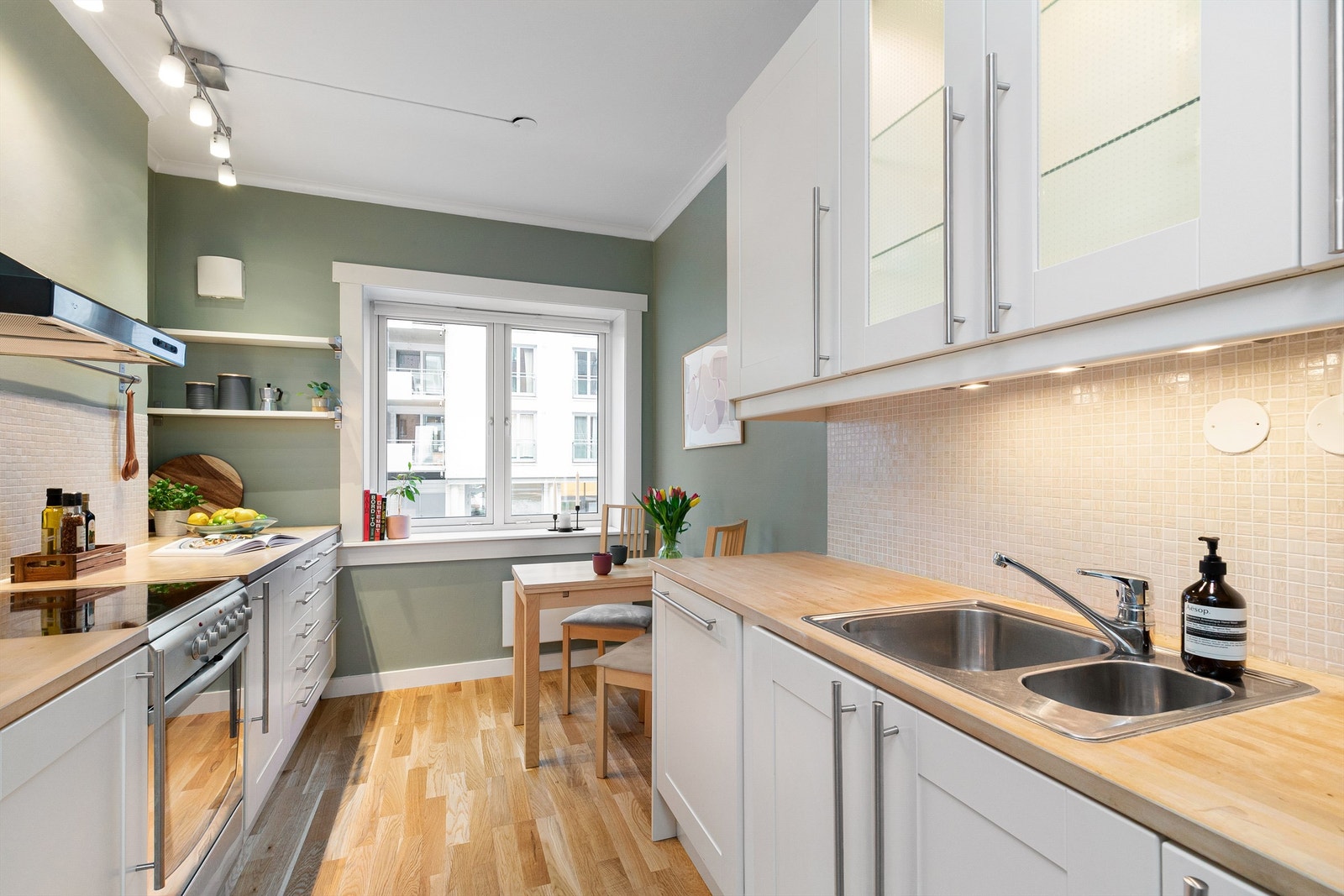 Separat kjøkken med god oppbevaring og store arbeidsflater på kjøkkenbenkene. Galleribilde