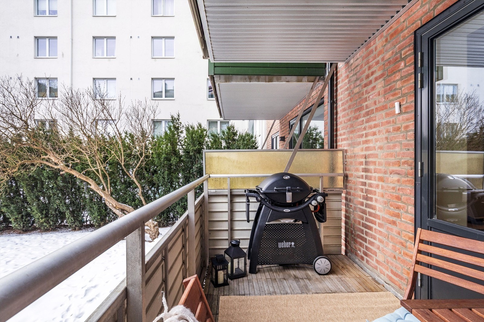 Her er det plass til både sittegruppe og stor grill. Galleribilde