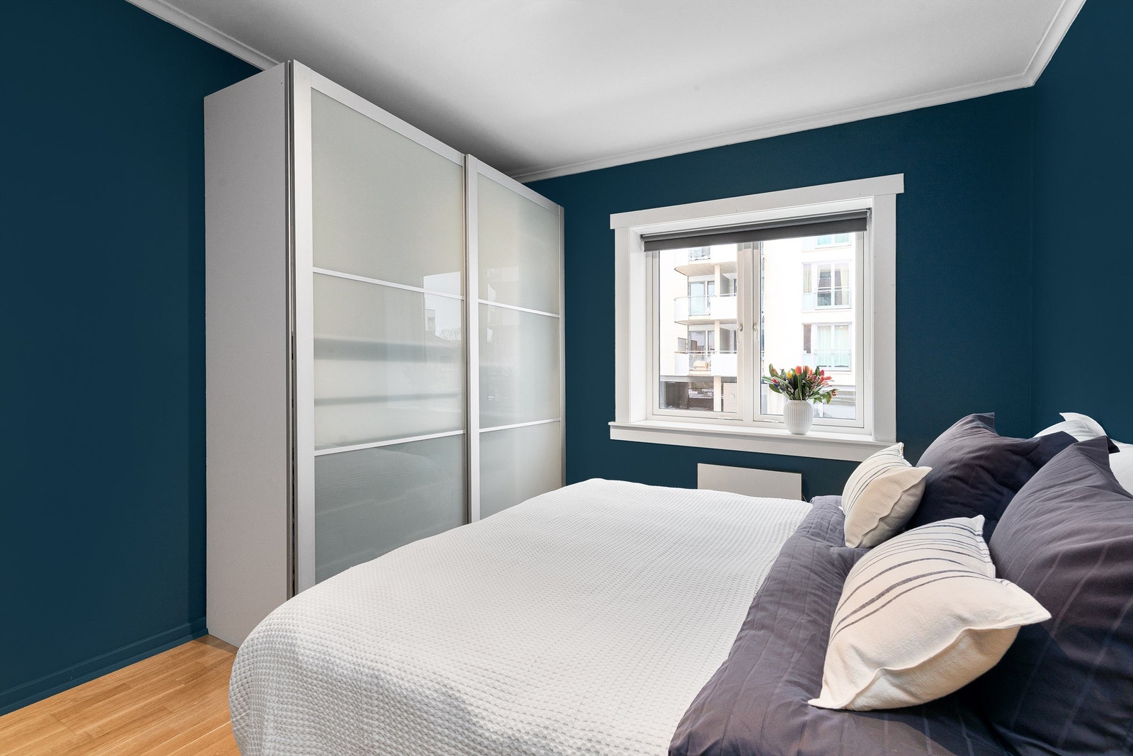 Stort garderobeskap med skyvedører medfølger Galleribilde