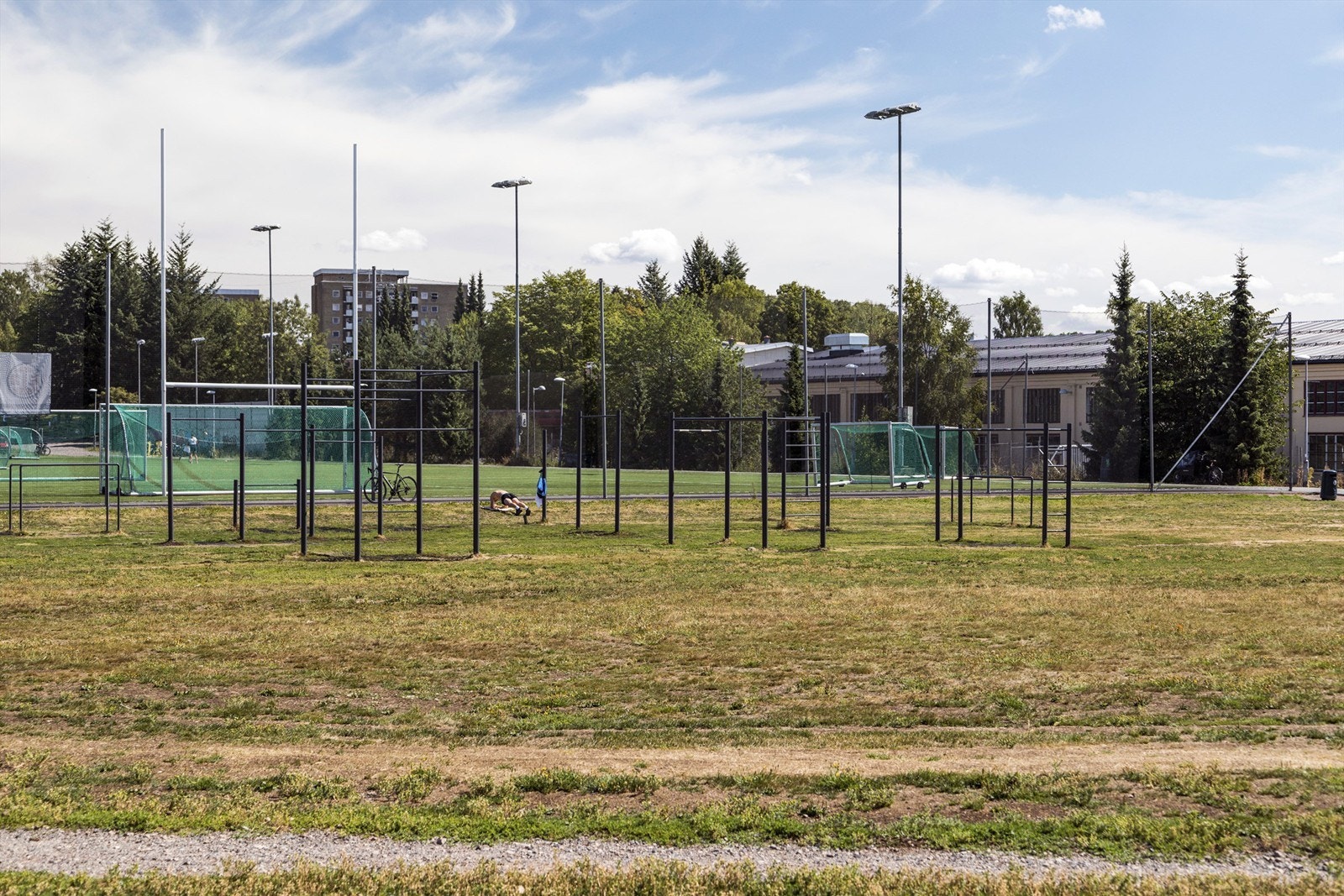 På Voldsløkka finner du alt fra volleyballbaner, fotballbaner, lekeplass, tuftepark, tennisbaner og skøytebane på vinterstid. Grusstien rundt Voldsløkka er også en populær runde for de løpeglade. Galleribilde