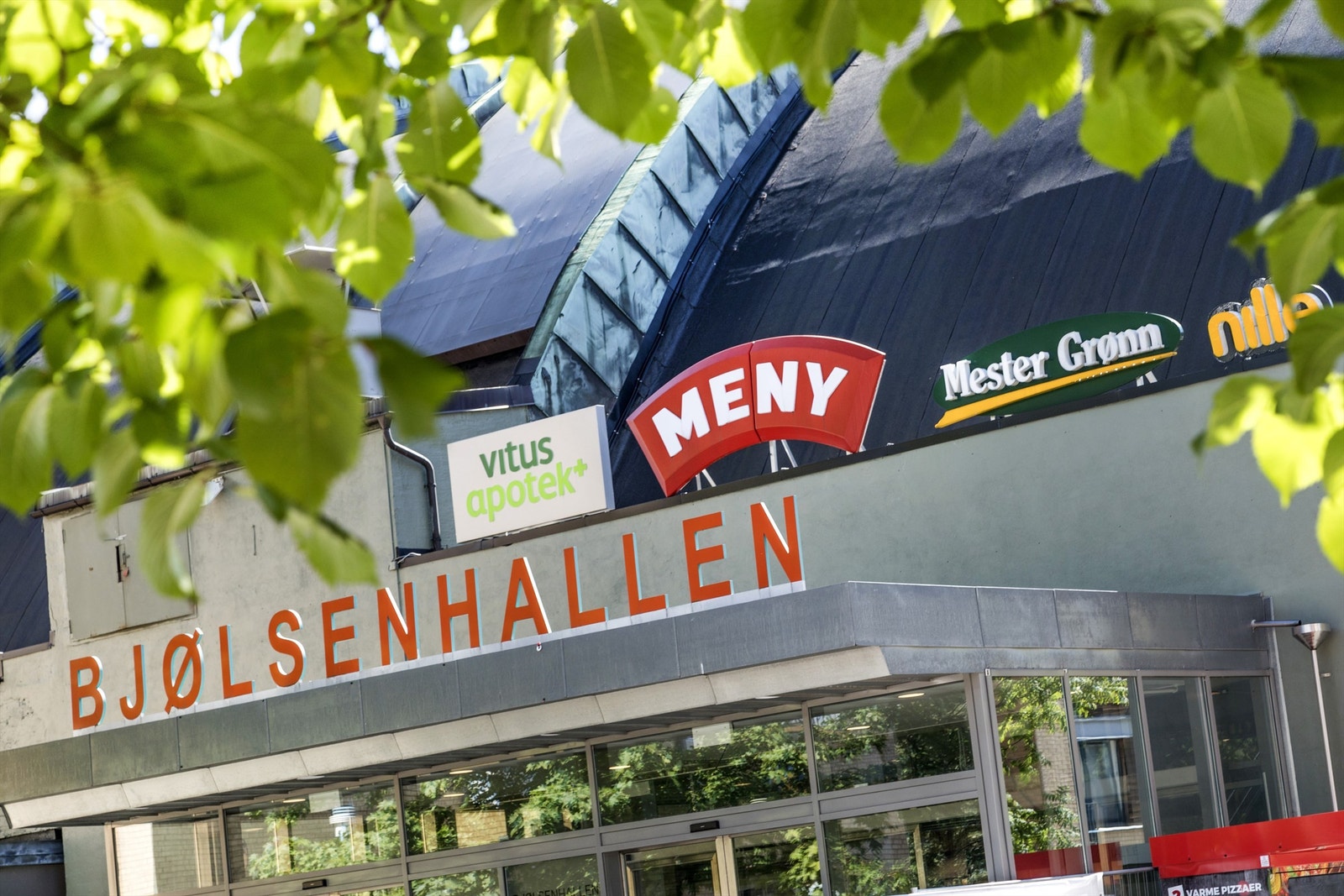 Det er flere dagligvarebutikker og øvrige forretninger i umiddelbar nærhet til leiligheten, blant annet Bjølsenhallen Galleribilde