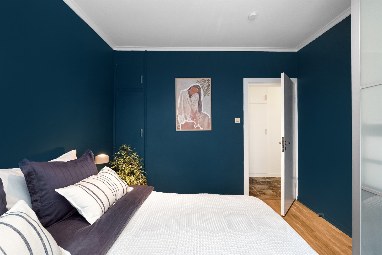 Praktisk innbygd skap i hjørnet for ekstra garderobeplass eller annen lagring. Galleribilde