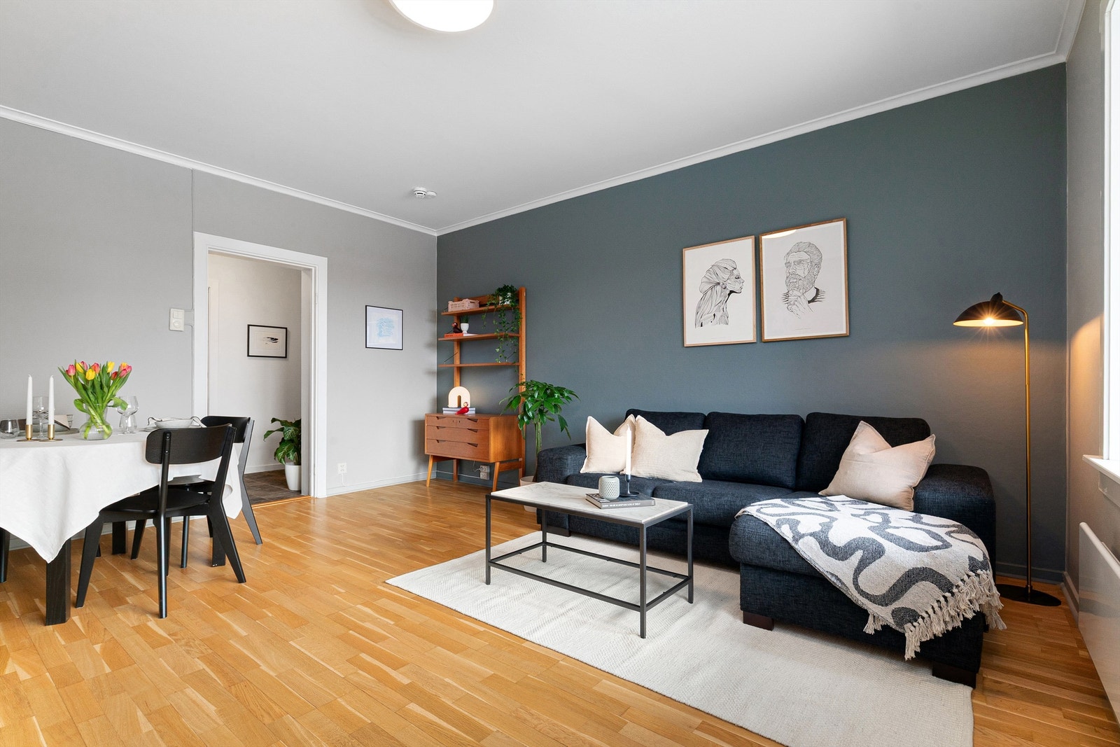 Romslig stue med god plass til både sofahjørne og spisebord. Foto: Hanne Bruland/Fotohanne Galleribilde