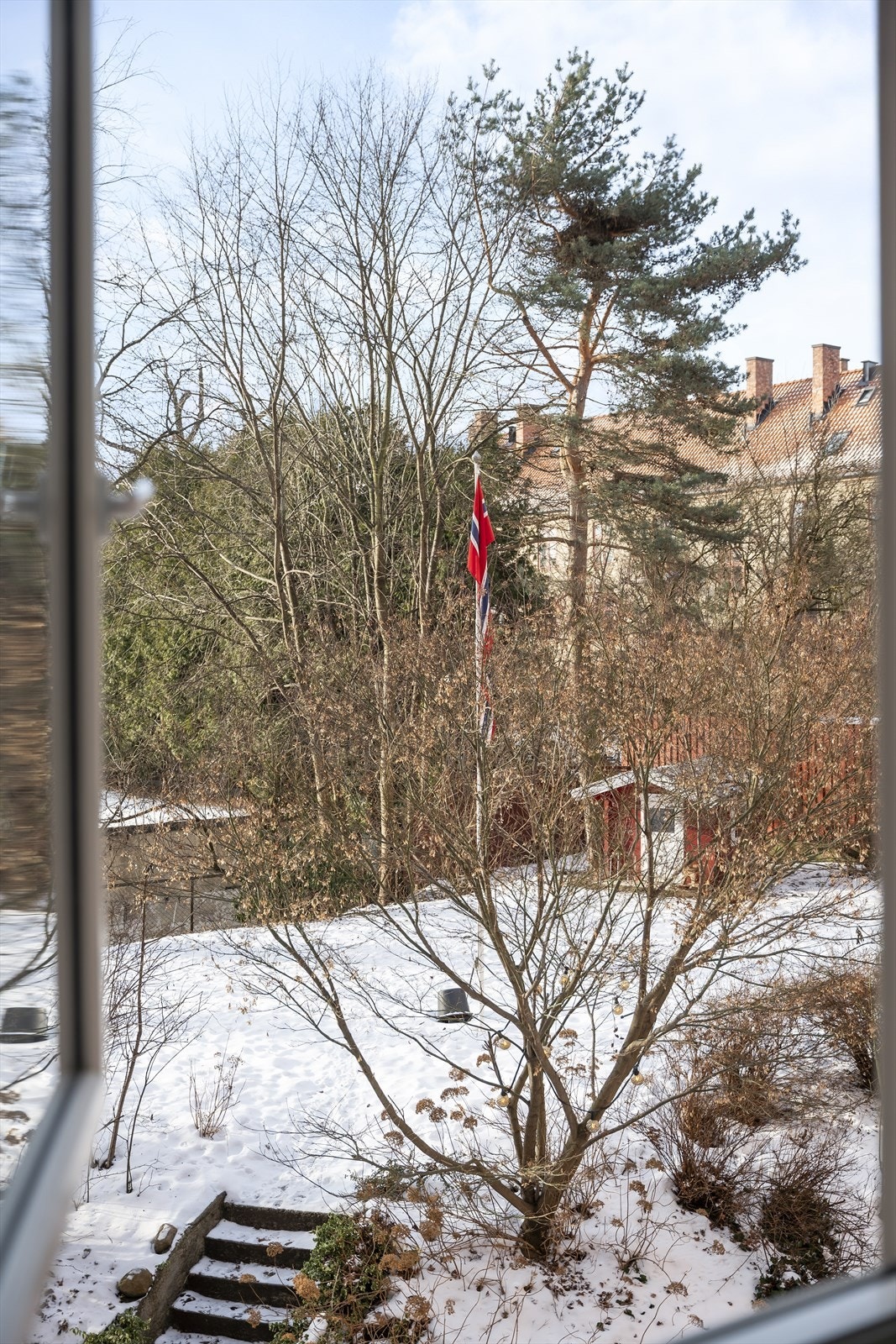 Hyggelig utsyn fra kjøkkenvindu uansett årstid. Galleribilde