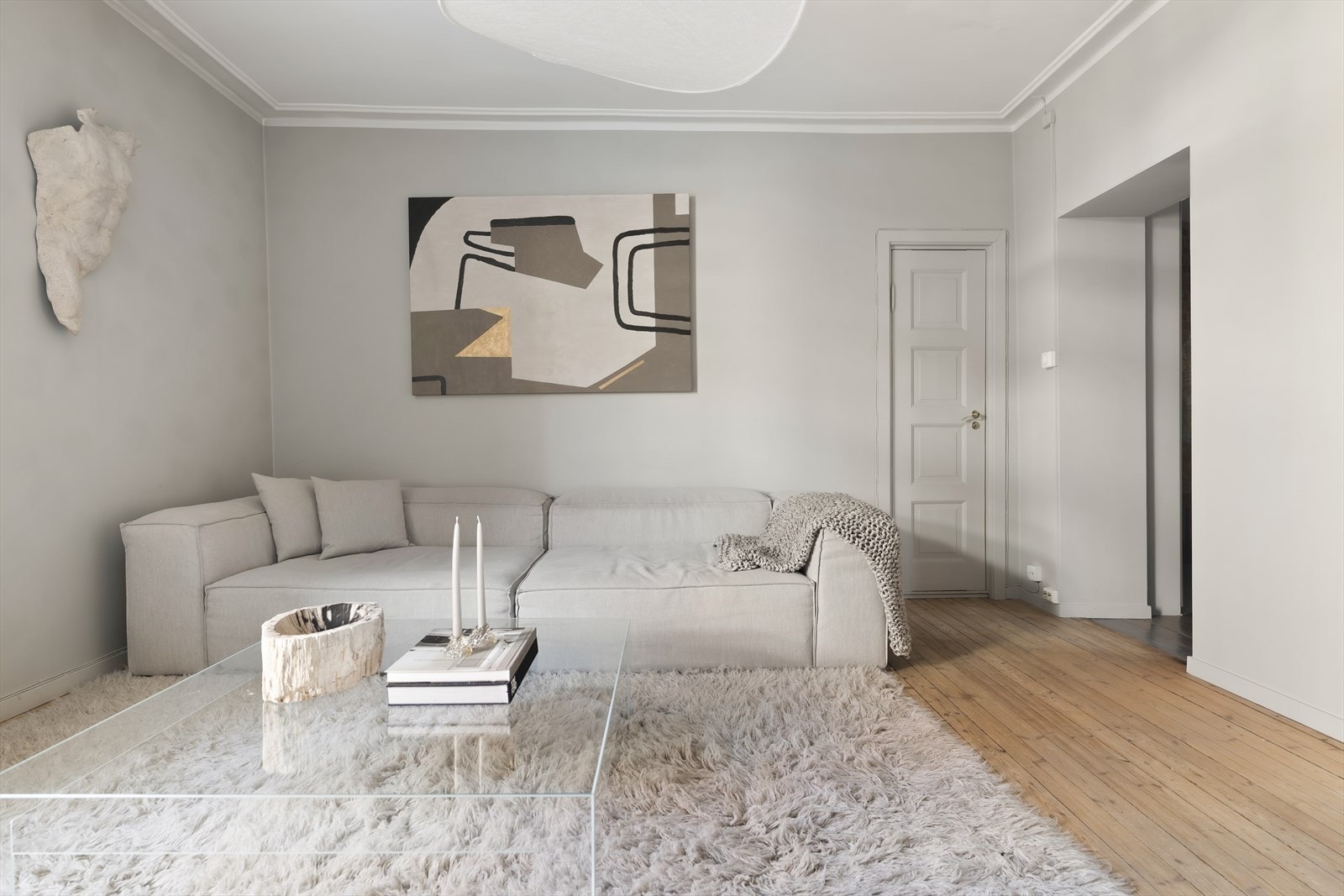 Legg merke til den smale døren til høyre for sofaen. En liten bod man virkelig vil sette pris på. Galleribilde