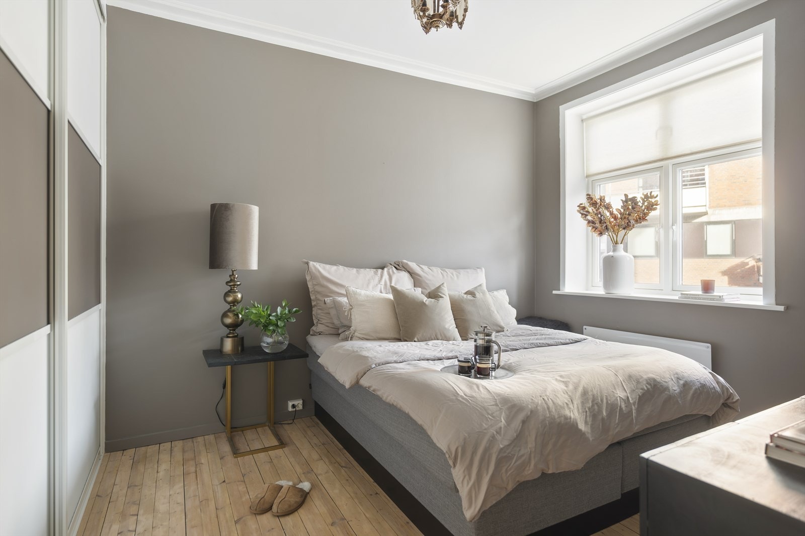 God plass til dobbeltseng og mye garderobe. Galleribilde