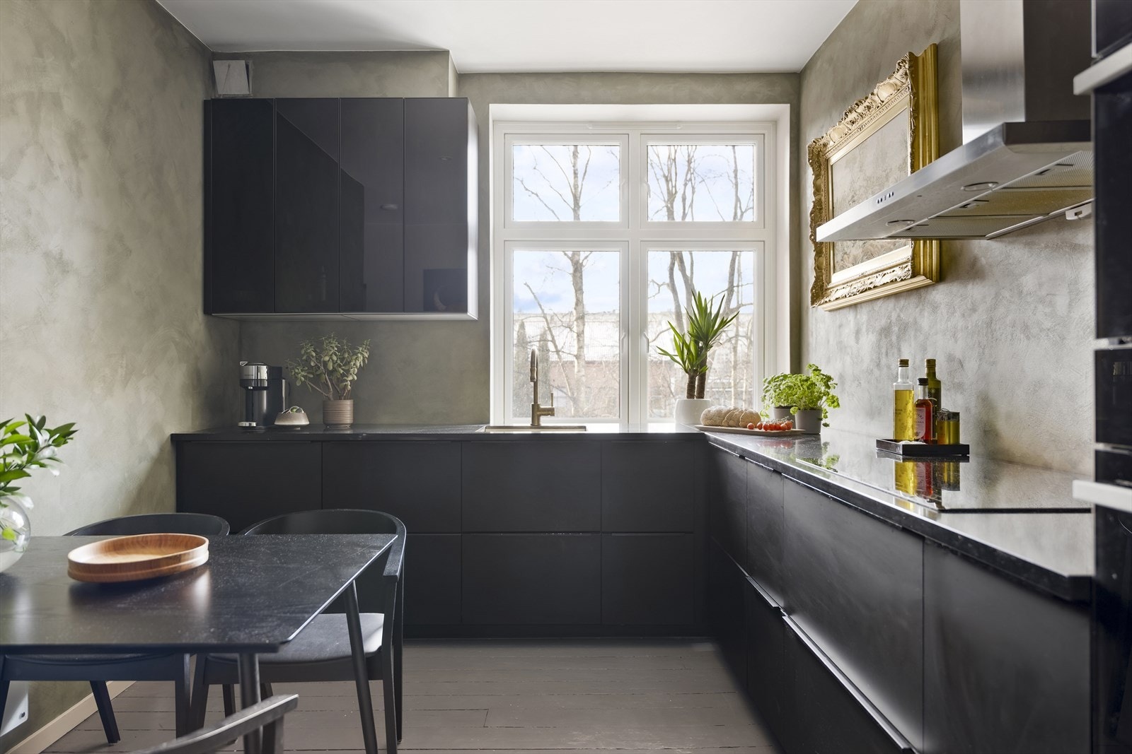 Stort og koselig kjøkken fra 2018. Her får du rikelig med skap- og benkeplass. Galleribilde