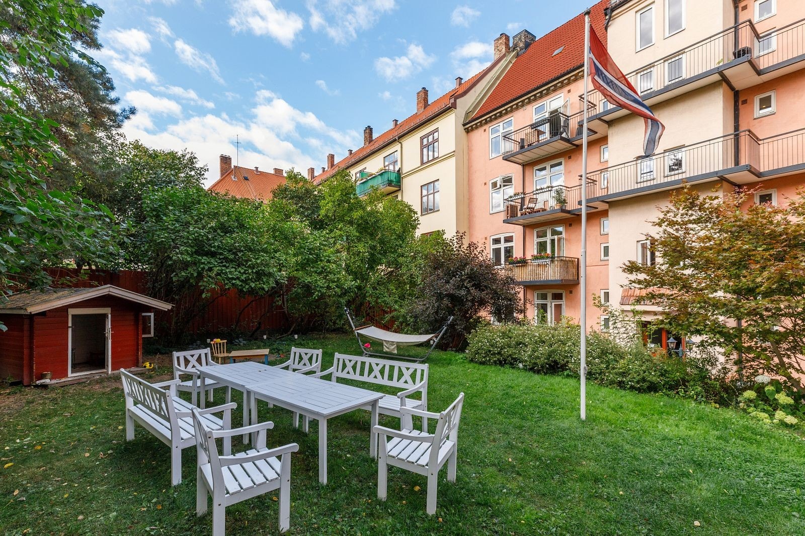 Skjermet og hyggelig bakgård som blir som en liten privat park for beboerne. Galleribilde