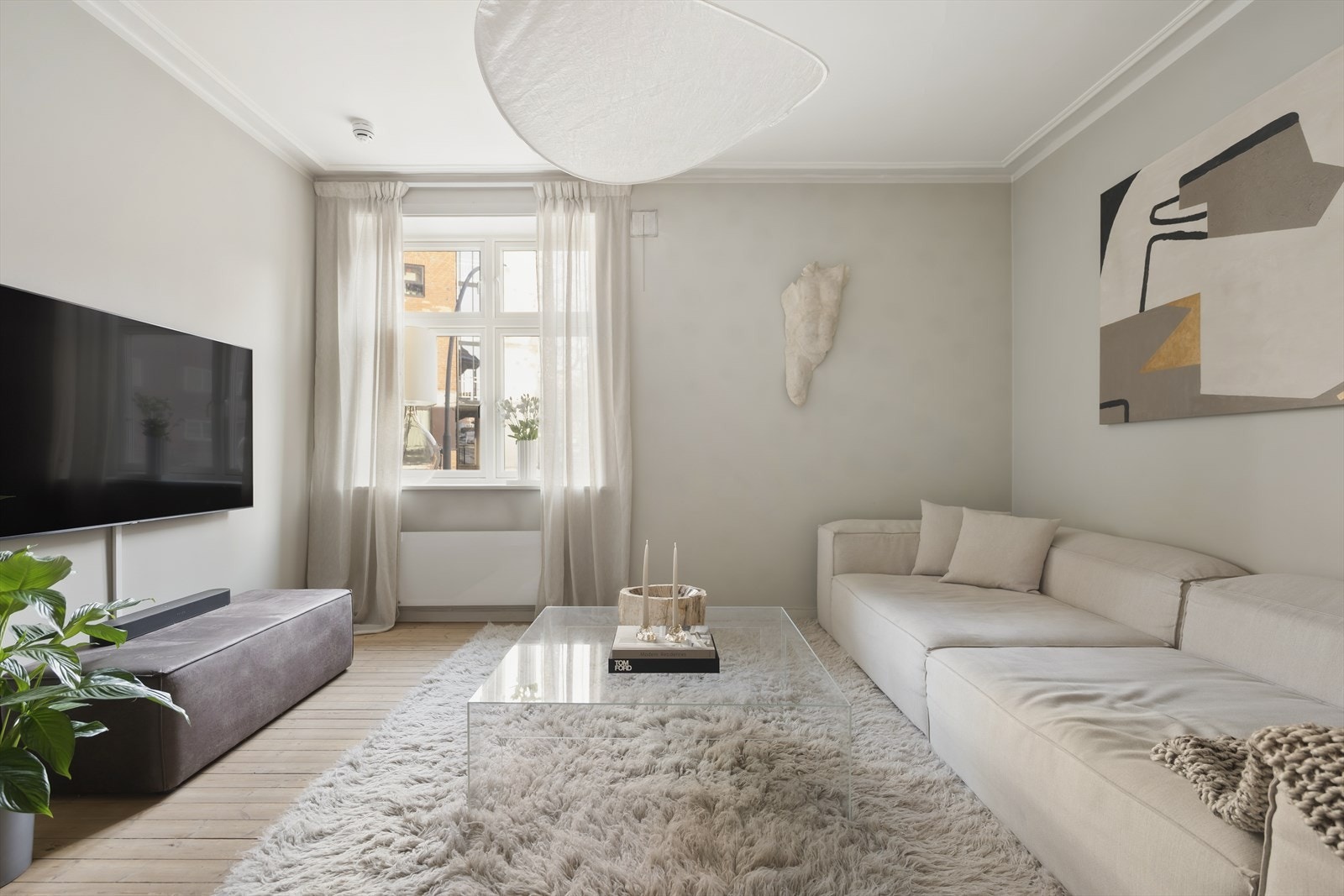 Her kan man enkelt innrede med stor sofa og tilhørende møblement. Galleribilde