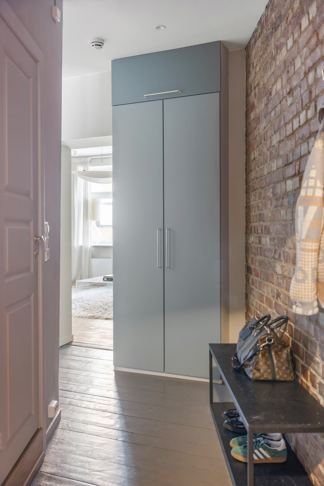 Velkommen inn til ditt nye hjem. Her kan du enkelt henge fra deg jakken og sette skoene på plass i skapet. Galleribilde