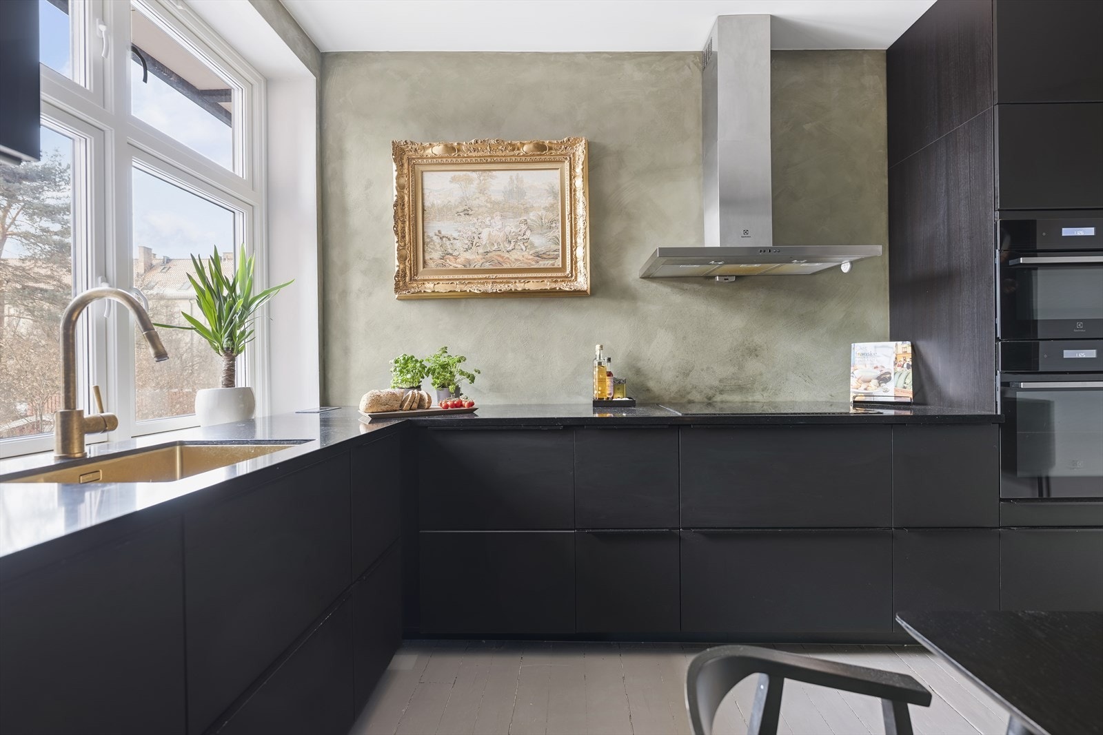 Et stort og flott kjøkken hvor man vil kose seg med matlagingen. Alle hvitevarer på kjøkken medfølger. Galleribilde