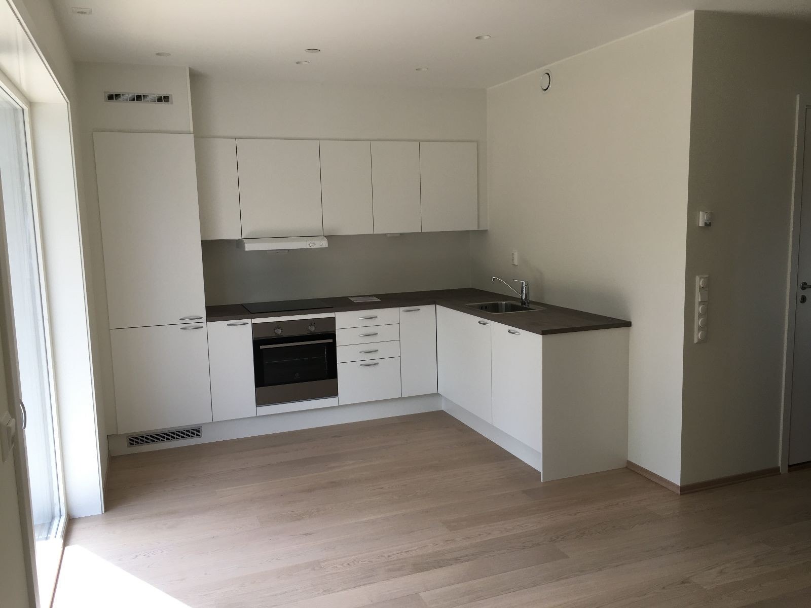 Kjøkken med intgrerte hvitevarer Galleribilde