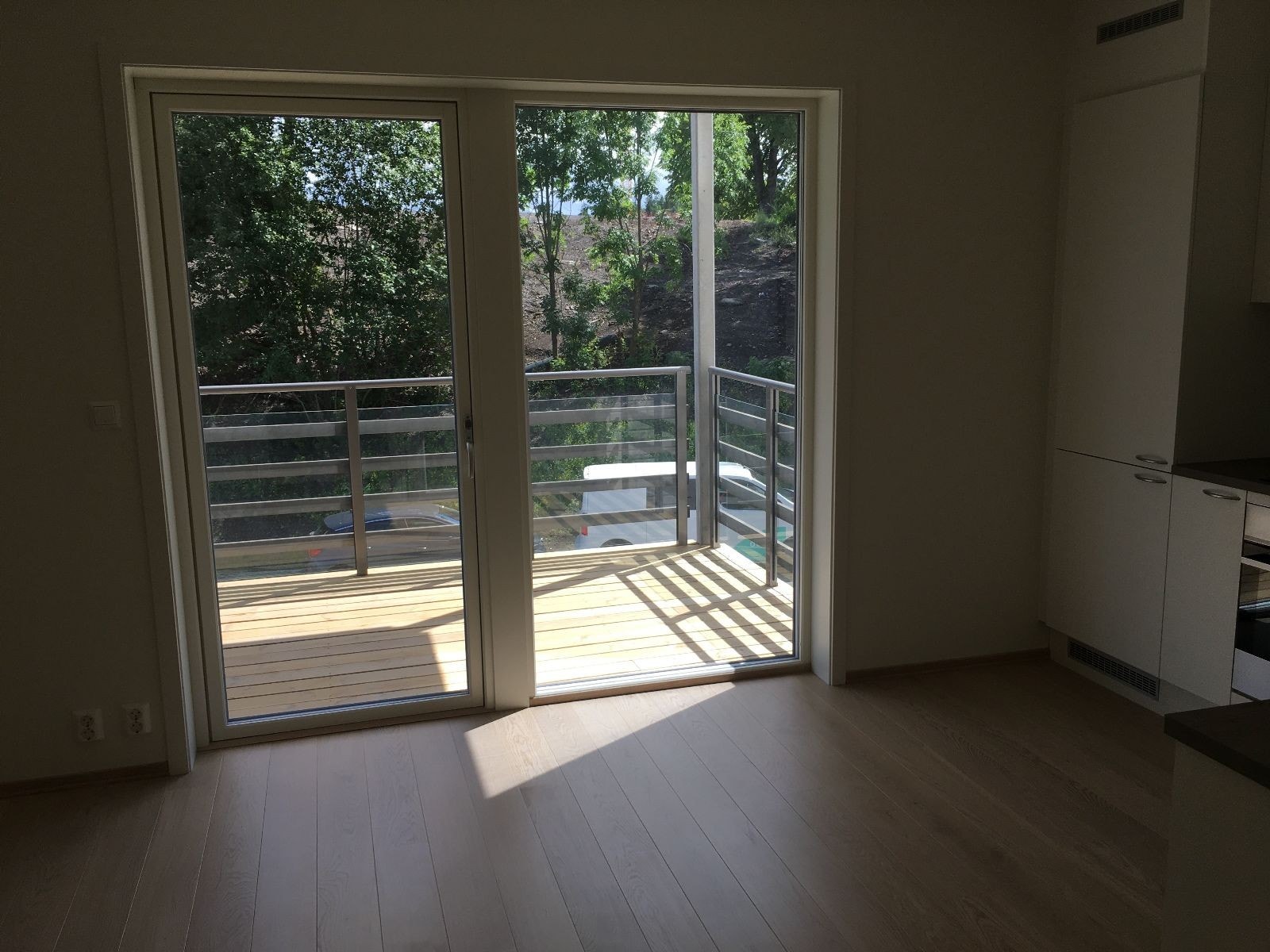 På balkongen er det sol fra morgen til ettermiddag Galleribilde