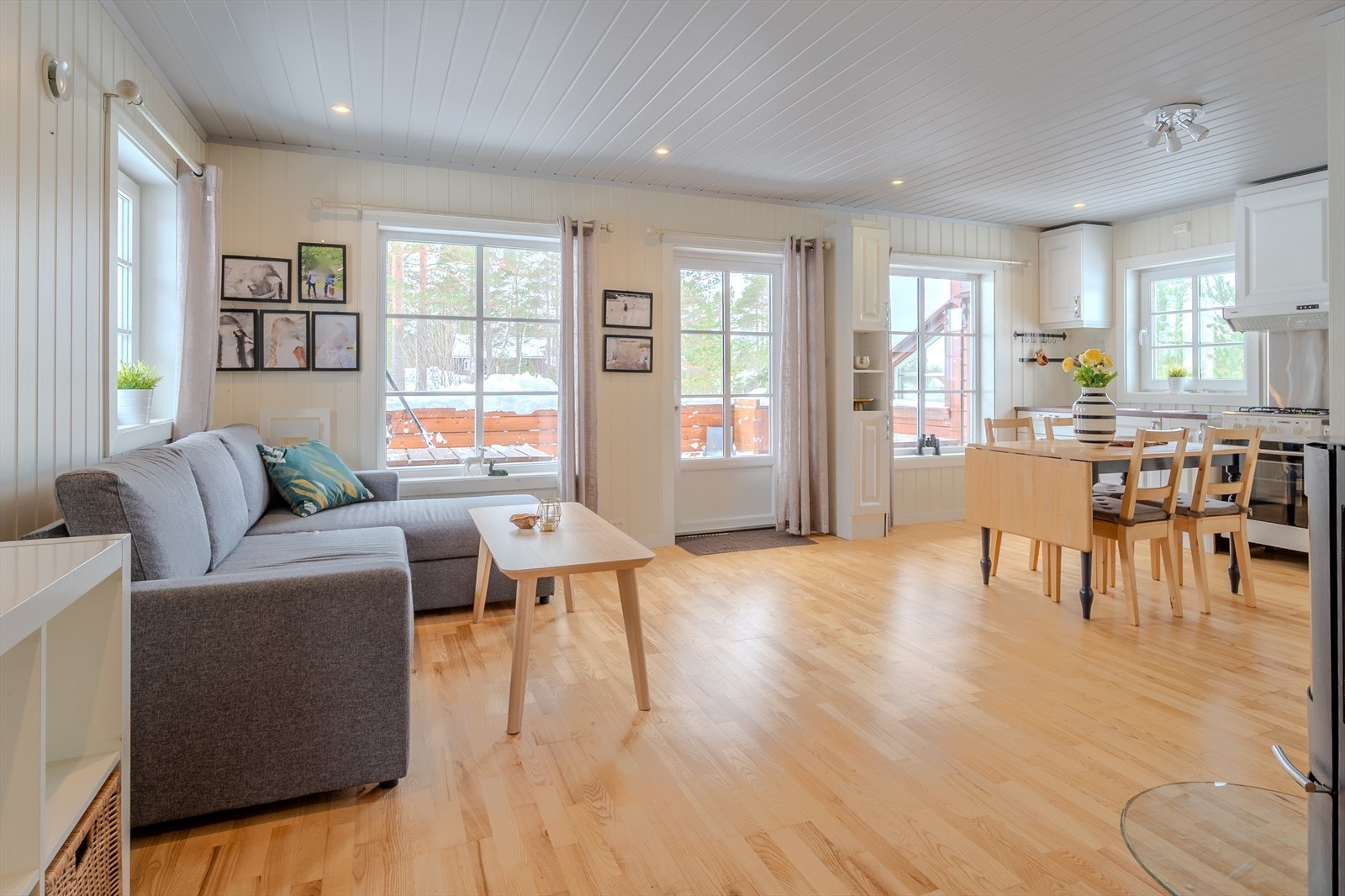 Vinduer mot tre himmelretninger og utgang til sydvest-vendt del av terrassen Galleribilde