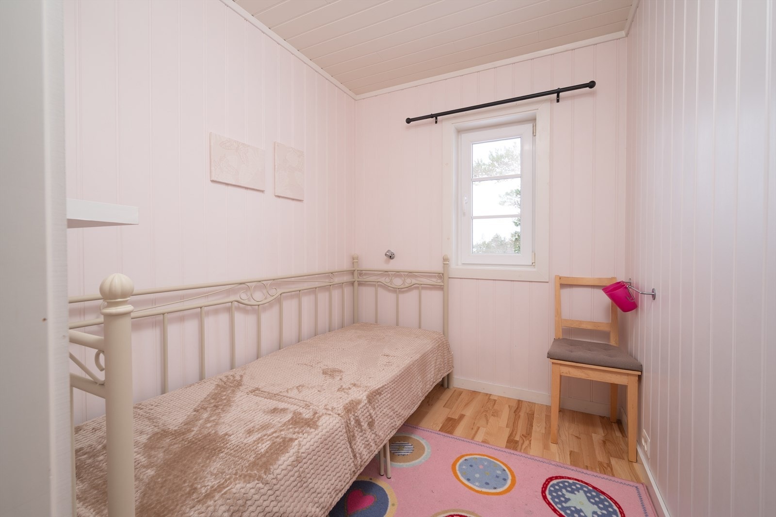 Alle oppholdsrom har 3-stavs parkett og lysmalt panel Galleribilde