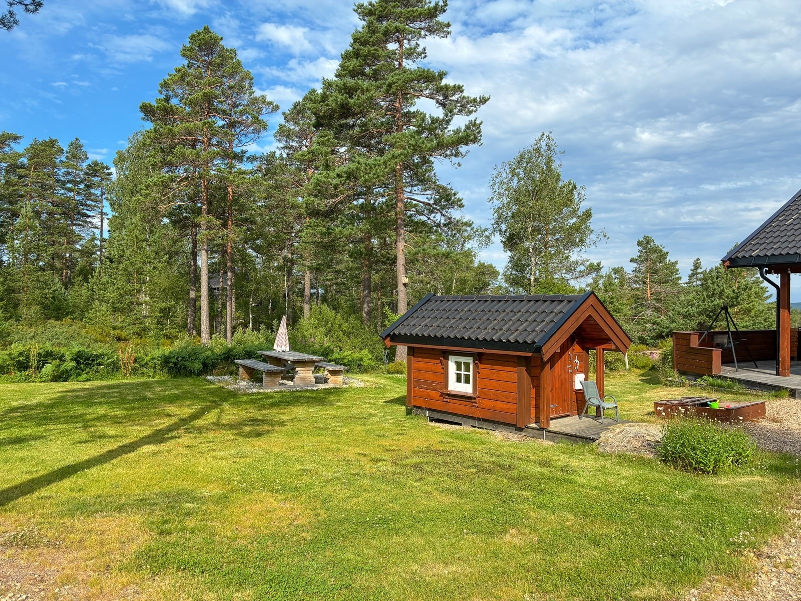 Barnevennlig med stor plen innbyr til lek og moro (privat bilde) Galleribilde