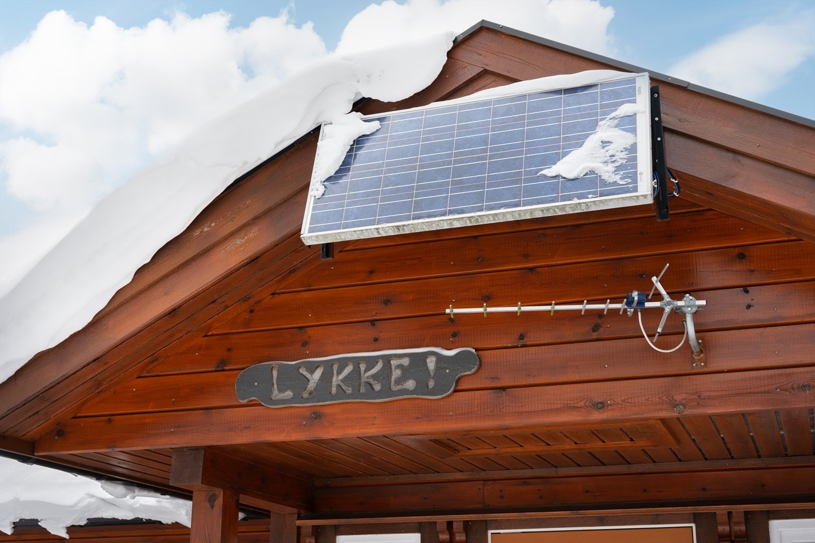 Solcellepanel gir strøm til belysning og elektriske apparater Galleribilde