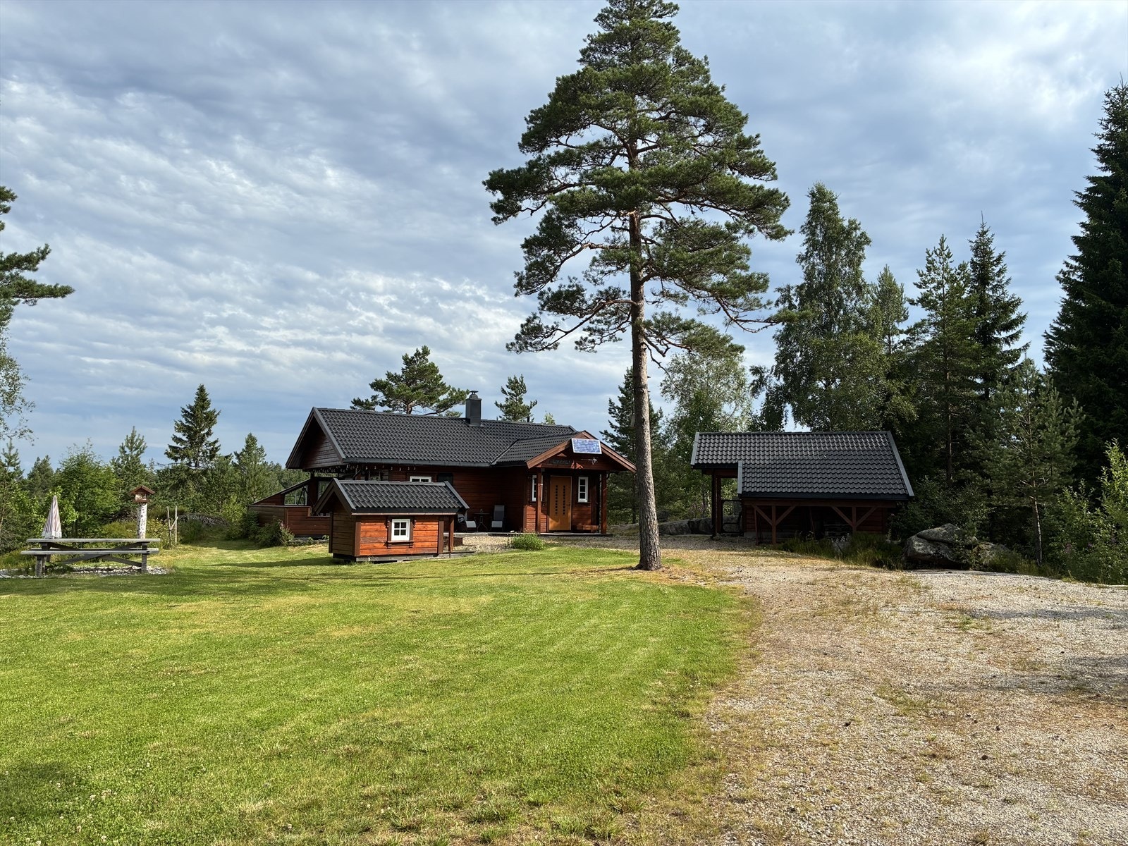 Gruset gårdstun med plass til flere biler Galleribilde