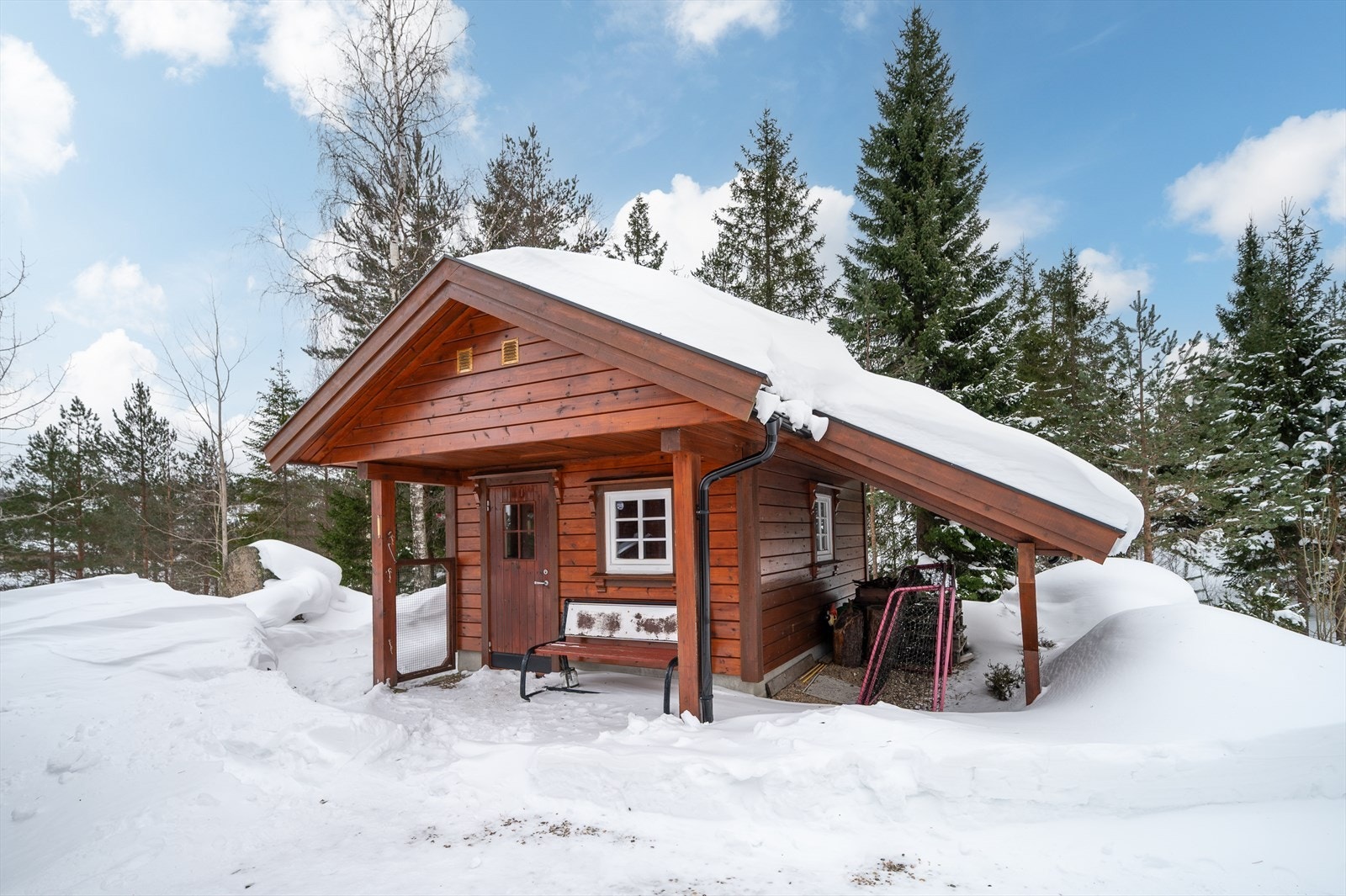 Frittliggende utebod med carport Galleribilde
