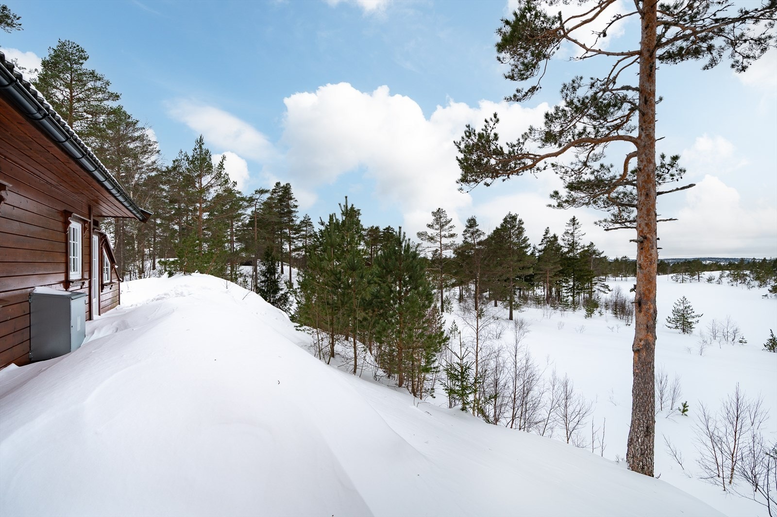 Nordvest-vendt del av terrassen byr på kveldssol og fint utsyn Galleribilde