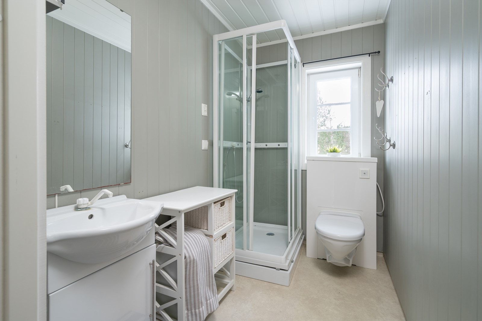 Nyere Jets vakuumtoalett med isolert rørkasse til lukket tank Galleribilde