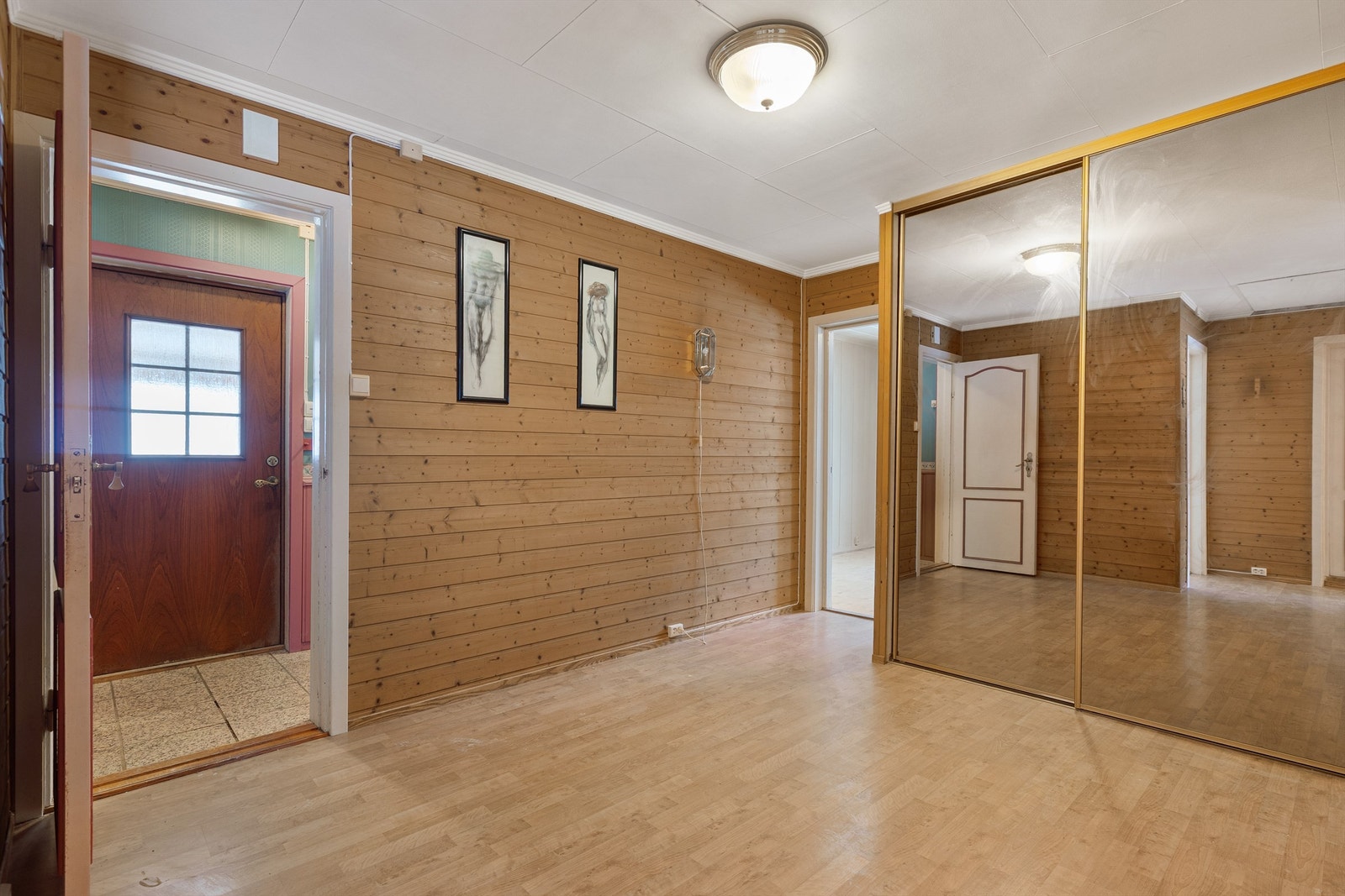 Romslig gang med garderobeskap Galleribilde