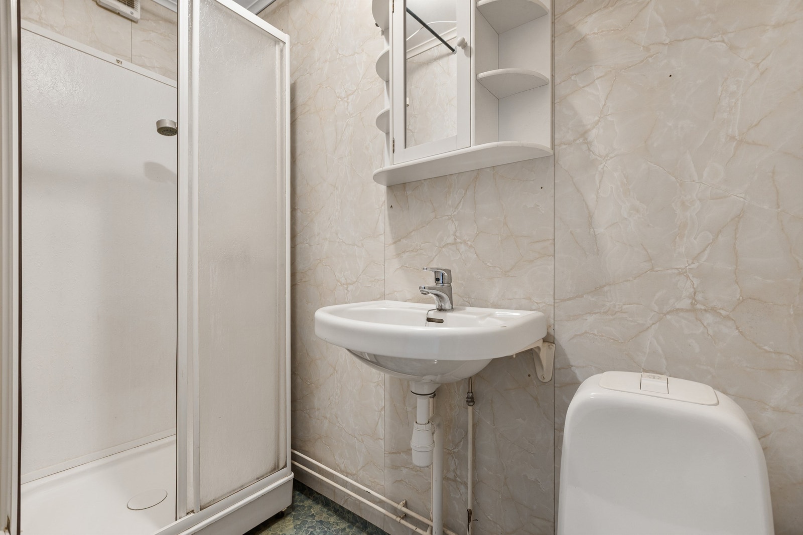 Bad i underetasjen har dusjkabinett, servant og gulvstående toalett. Galleribilde