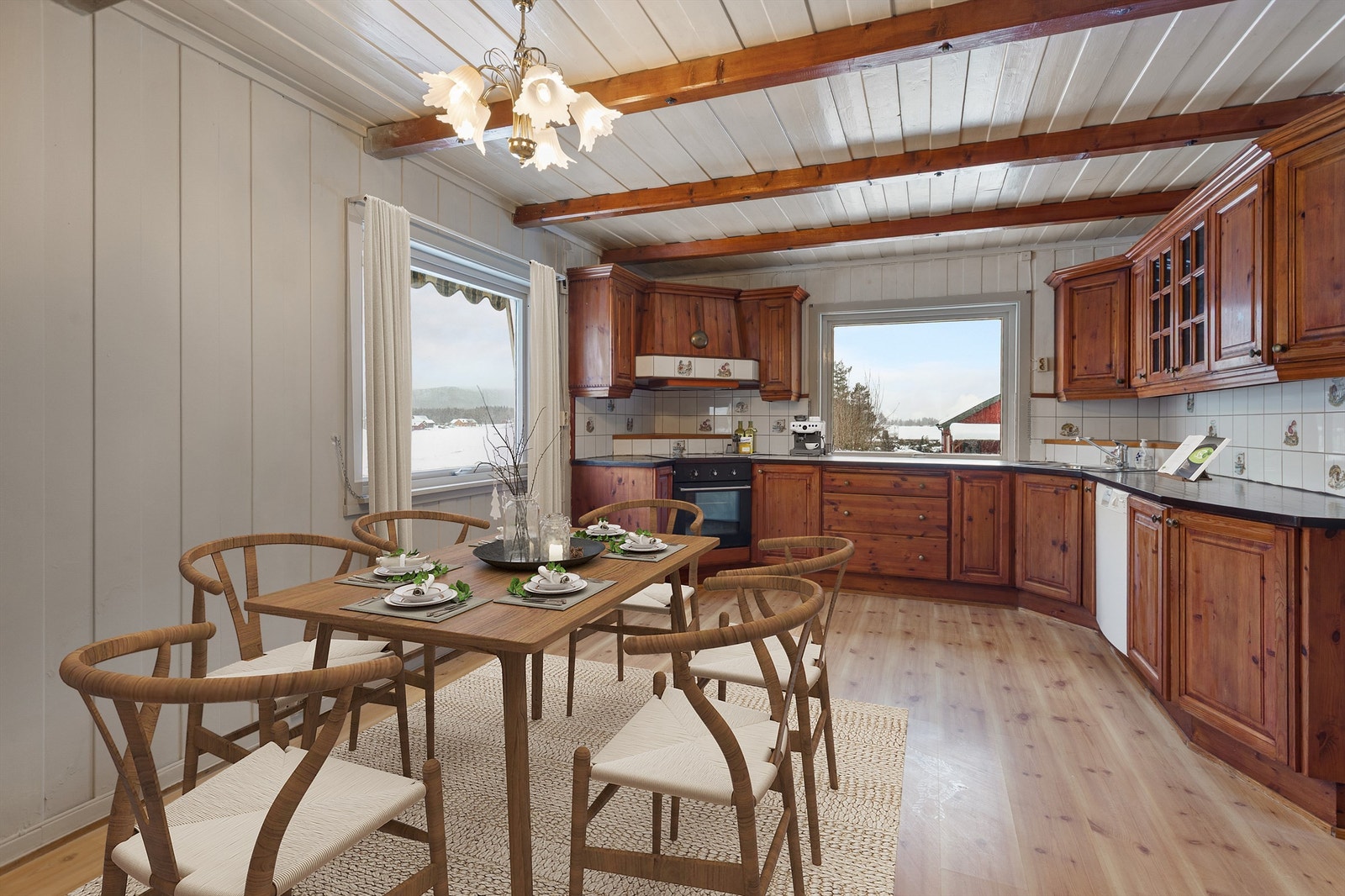 Kjøkkenet i 1. etasje har profilerte fronter i heltre med heltre benkeplate. Komfyr i hjørne med avtrekksvifte ut og oppvaskmaskin. Galleribilde