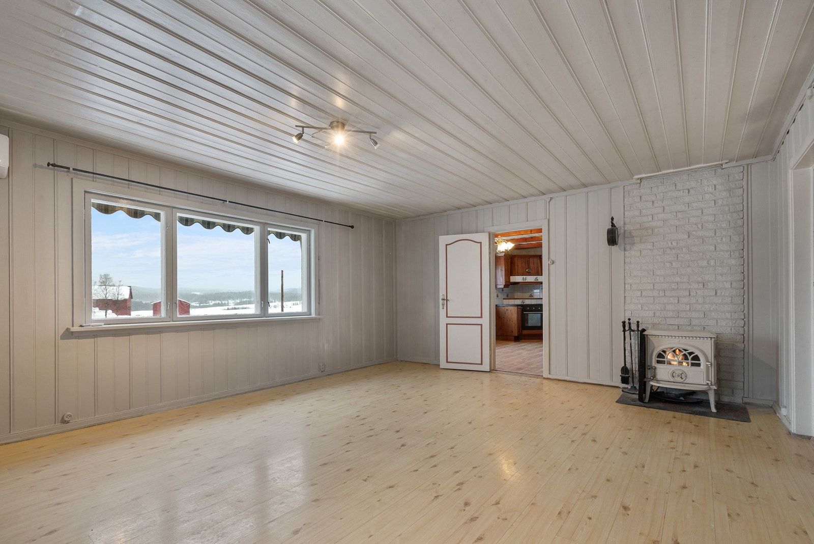 Stuen i 1. etasje har vedovn Galleribilde